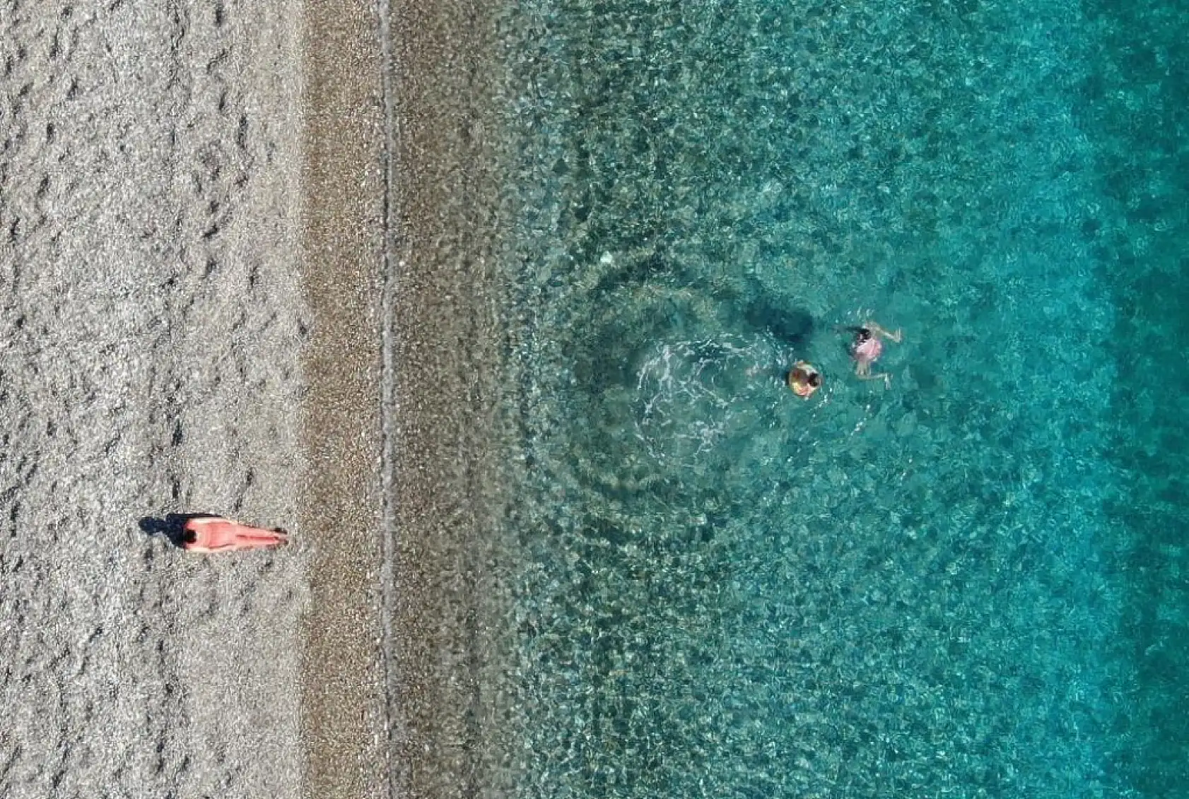 Türkiye karla mücadele ederken Antalya'da deniz sefası