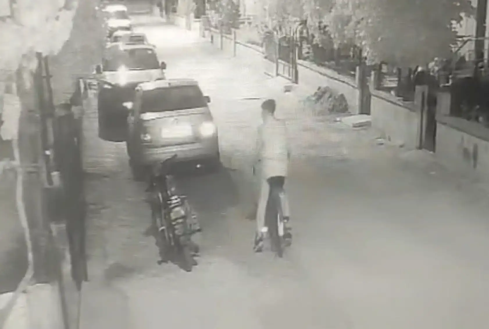 Çaldığı bisikleti beğenmeyince bırakıp motosikleti götürdü