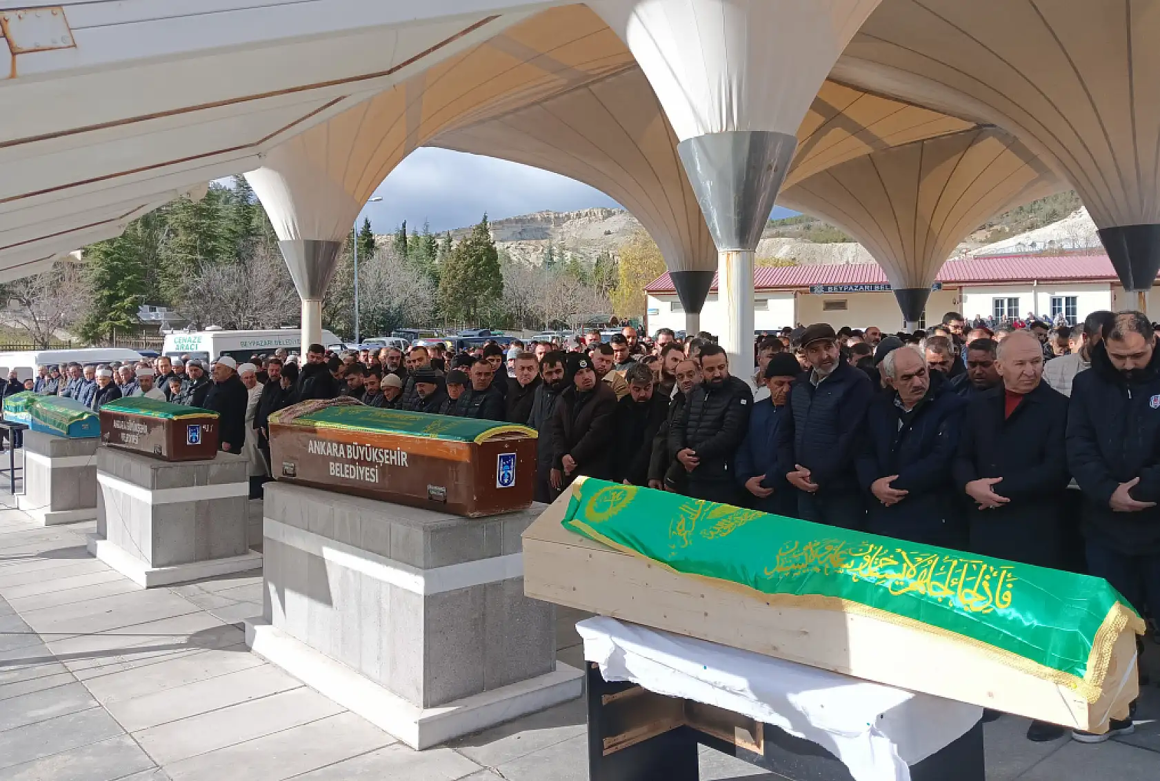 Trafik kazasında vefat eden çift ve bebekleri son yolculuğunda