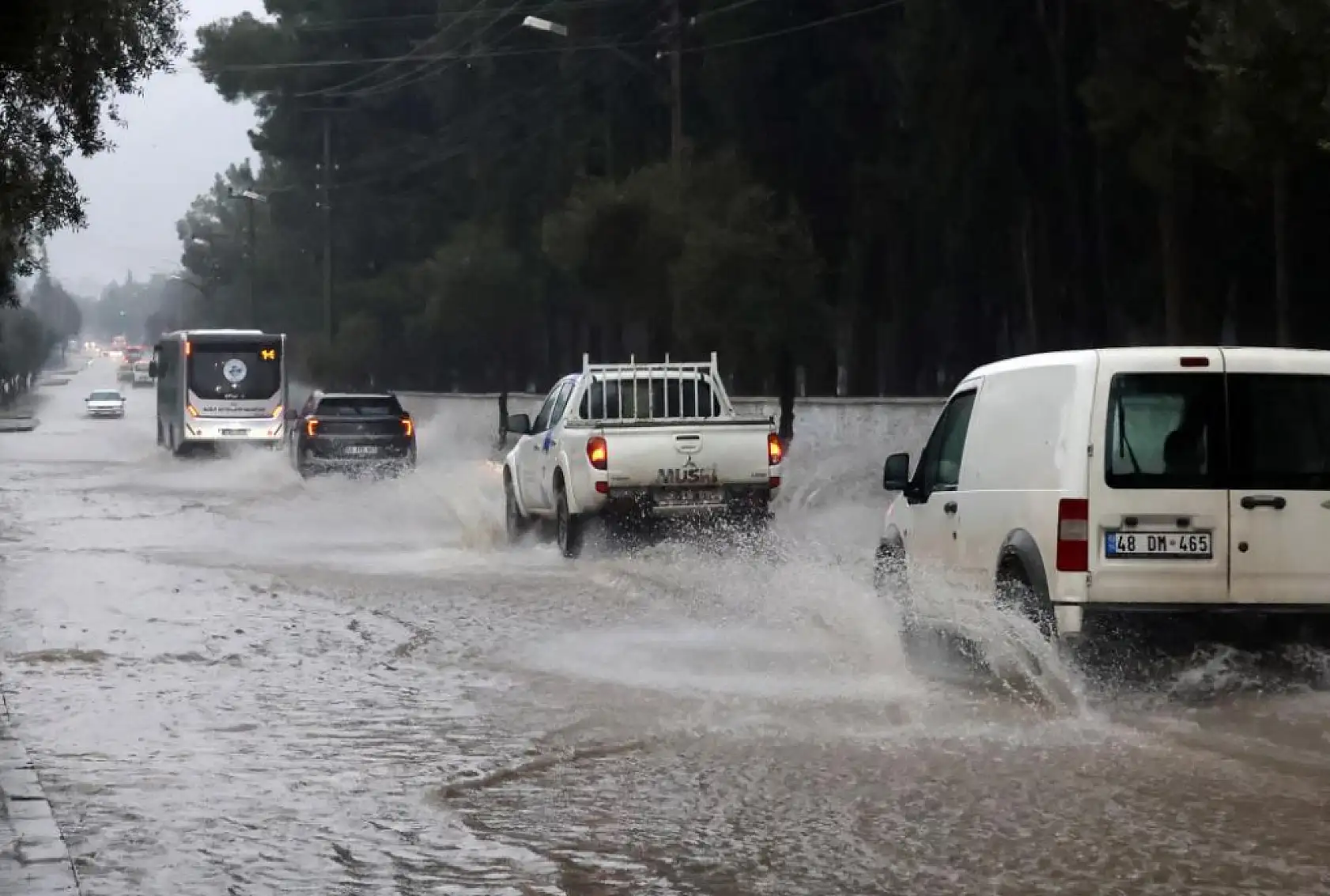 Muğla'da sağanak yağış etkili oluyor