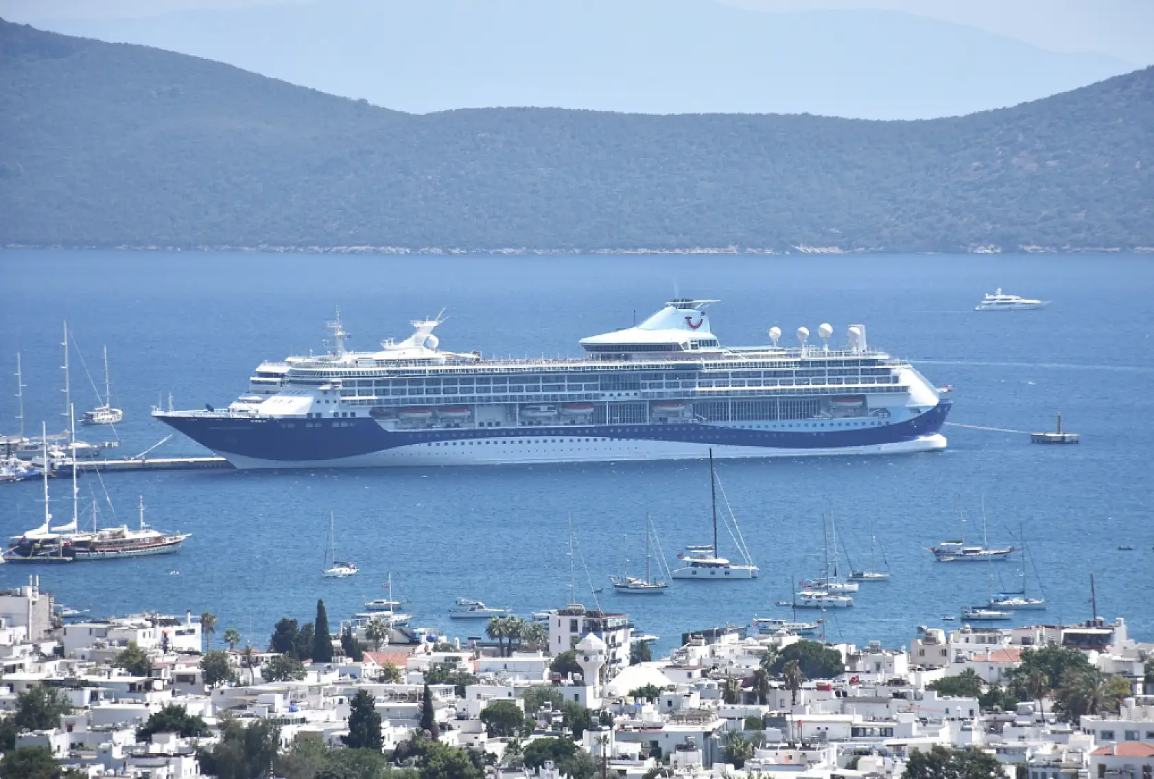 Bodrum'a iki kruvaziyerle 2 bin 406 yolcu geldi