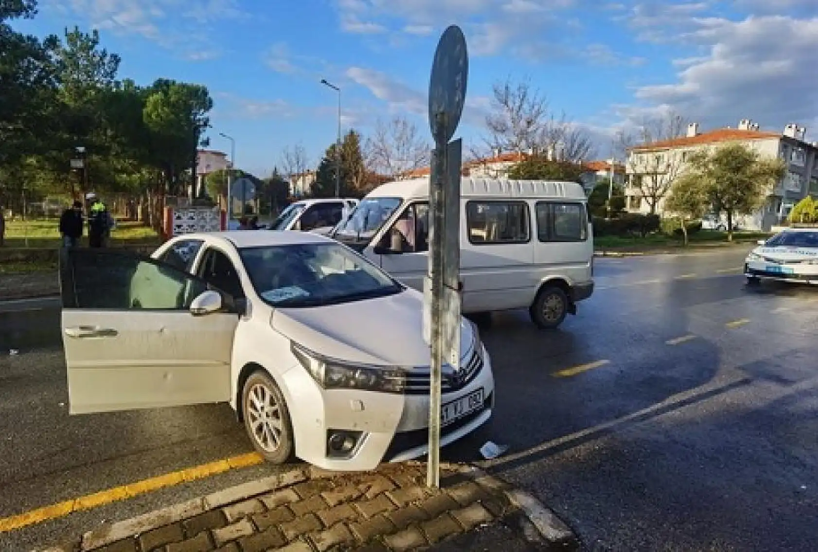 Muğla'da otomobil ile ticari araç çarpıştı, 1 yaralı