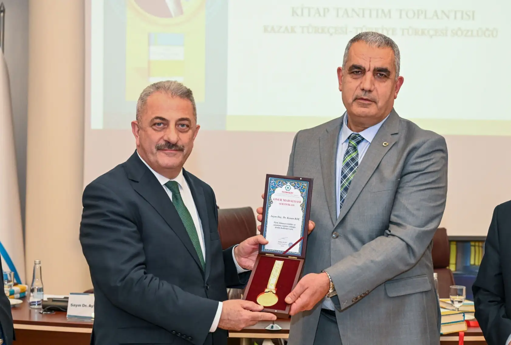 Muğla Sıtkı Koçman Üniversitesi Öğretim Üyesi Doç. Dr. Kenan Koç'a TÜRKSOY'dan Onur Madalyası