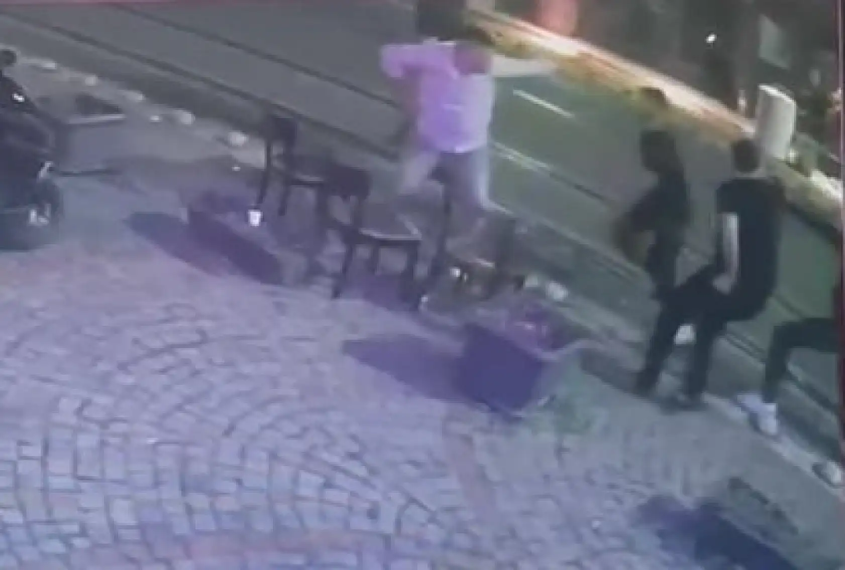 İş arkadaşını silahlı 2 kişiyle dakikalarca gözetleyip saldırdı, kendisi ağır yaralandı: O anlar kameraya yansıdı