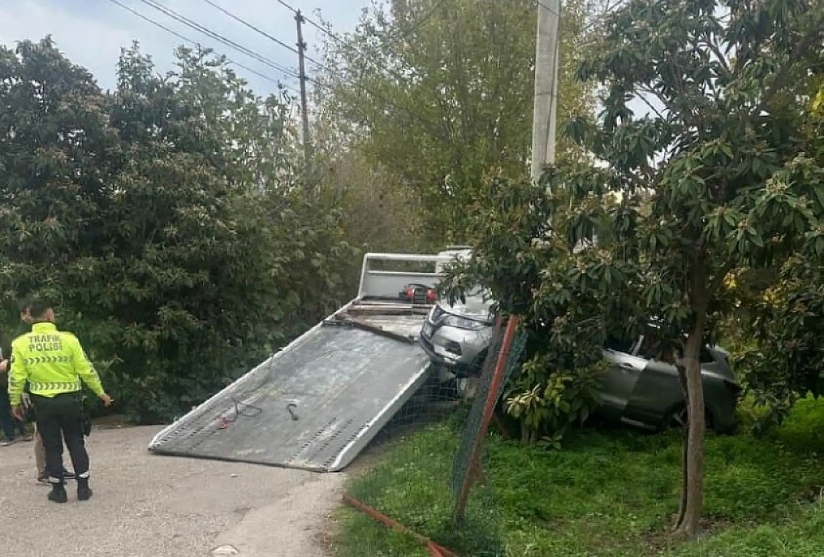 Çekiciye yüklenirken geri viteste unutulan araç rampadan uçtu: 2 yaralı