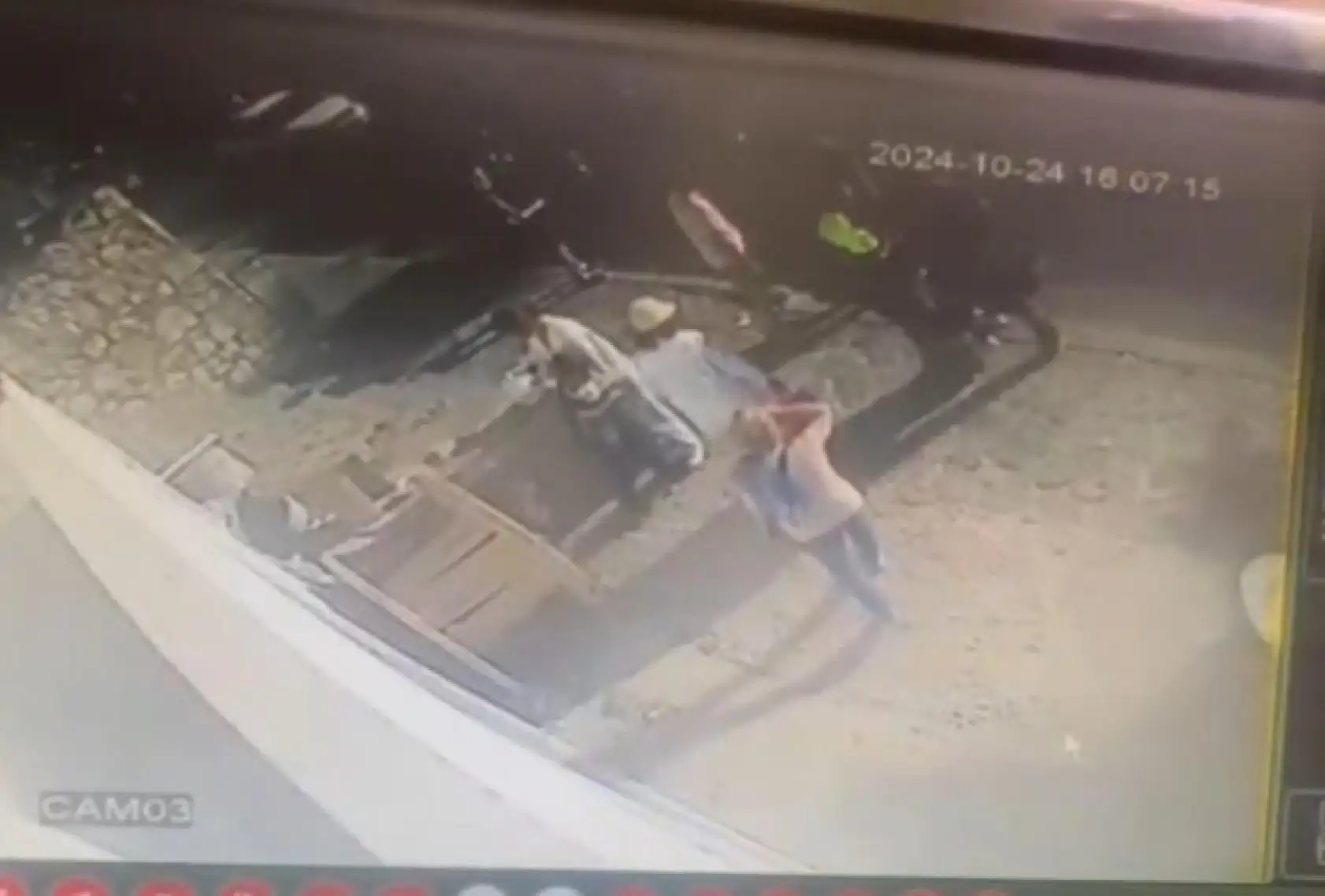 Muğla'da çılgına dönen kadın, polisin motosikletini tekmeleyip devirdi