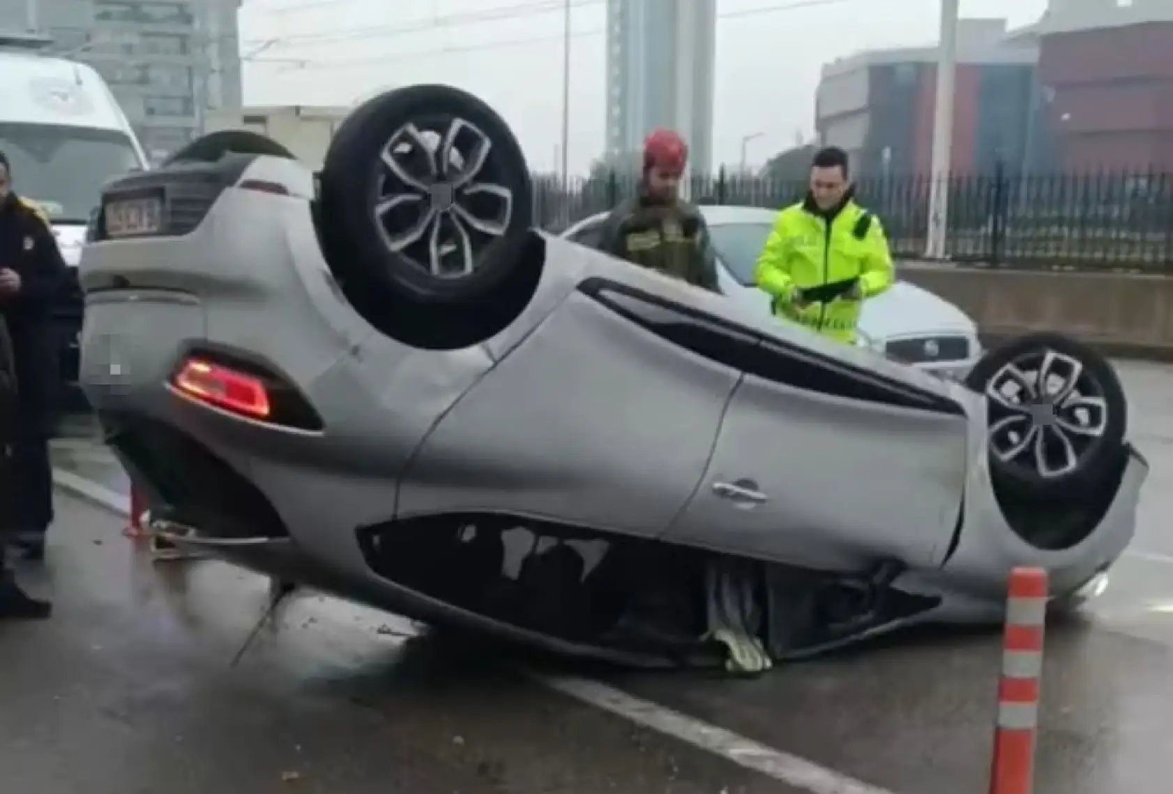 Makas atarken, kaza yapıp 250 metre savruldu, taksiye binip firar etti