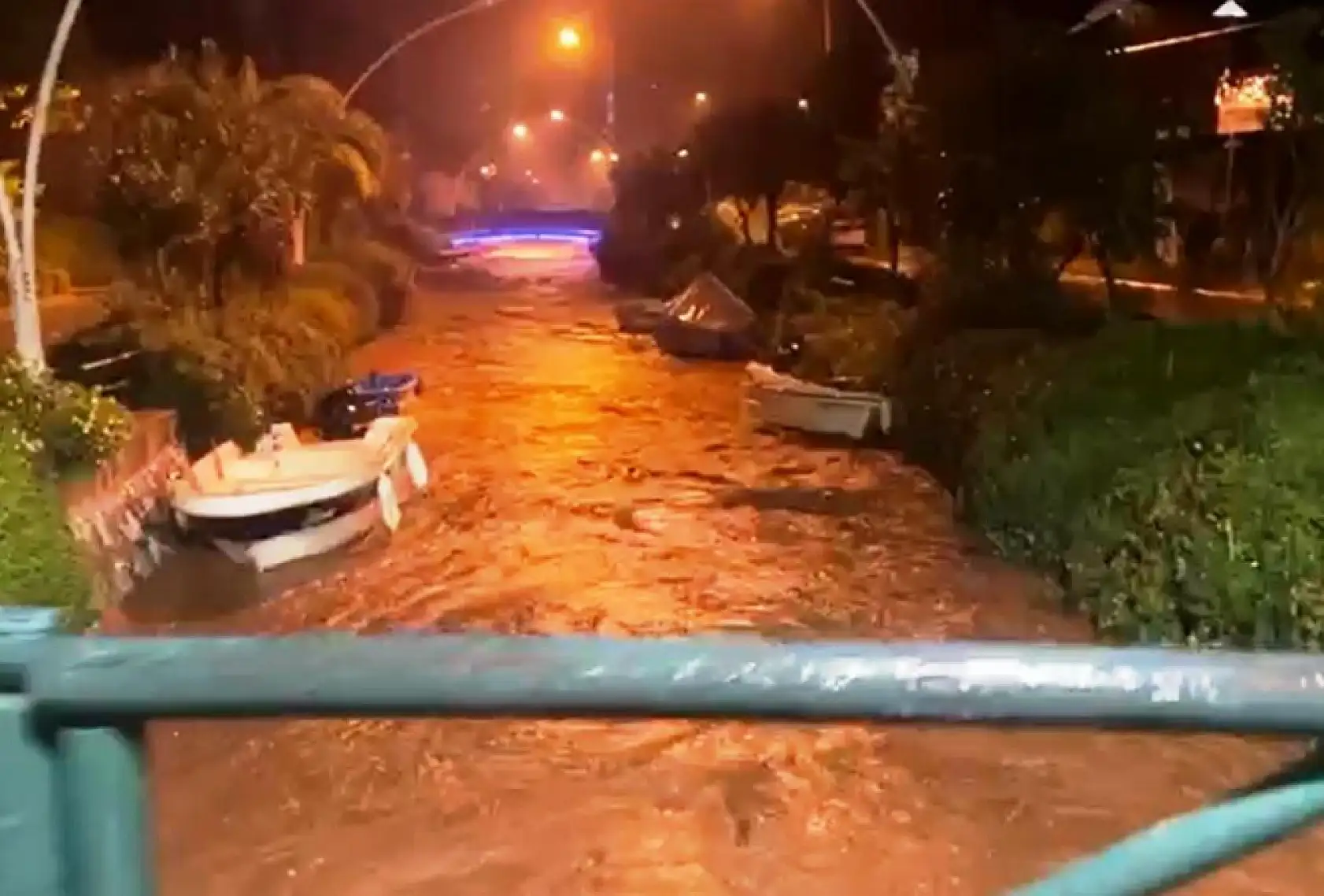 Marmaris'te sağanak yağış etkili oldu, yollar göle döndü