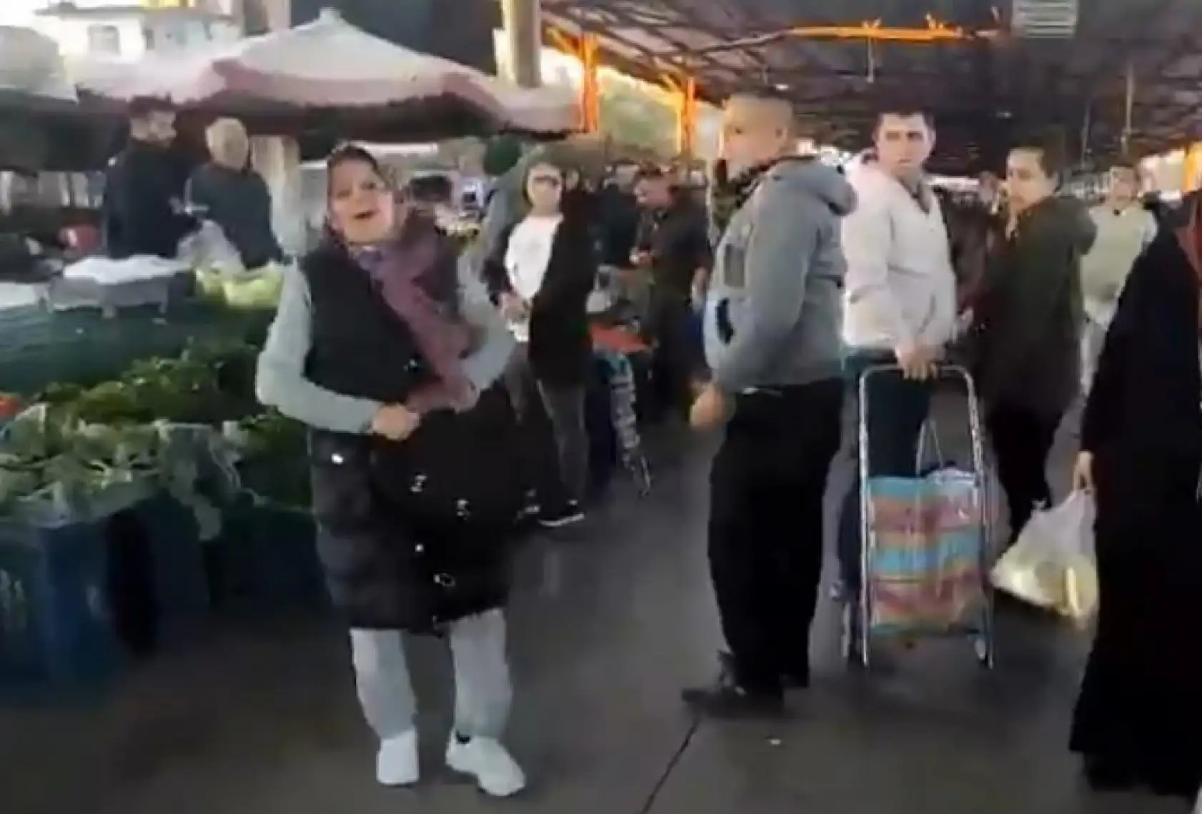 Pazar yerinde çantasındaki 18 bin 500 lirası çalınan kadın sinir krizi geçirdi