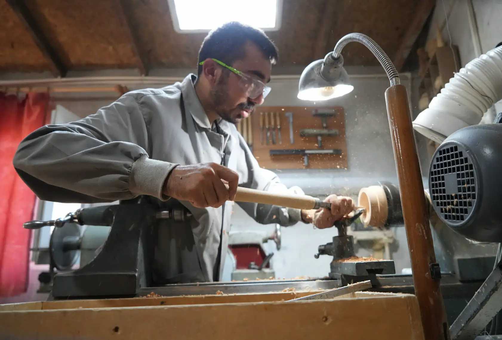 Yüzyıllık granit taş değirmen geleneği genç ustanın ellerinde hayat buluyor