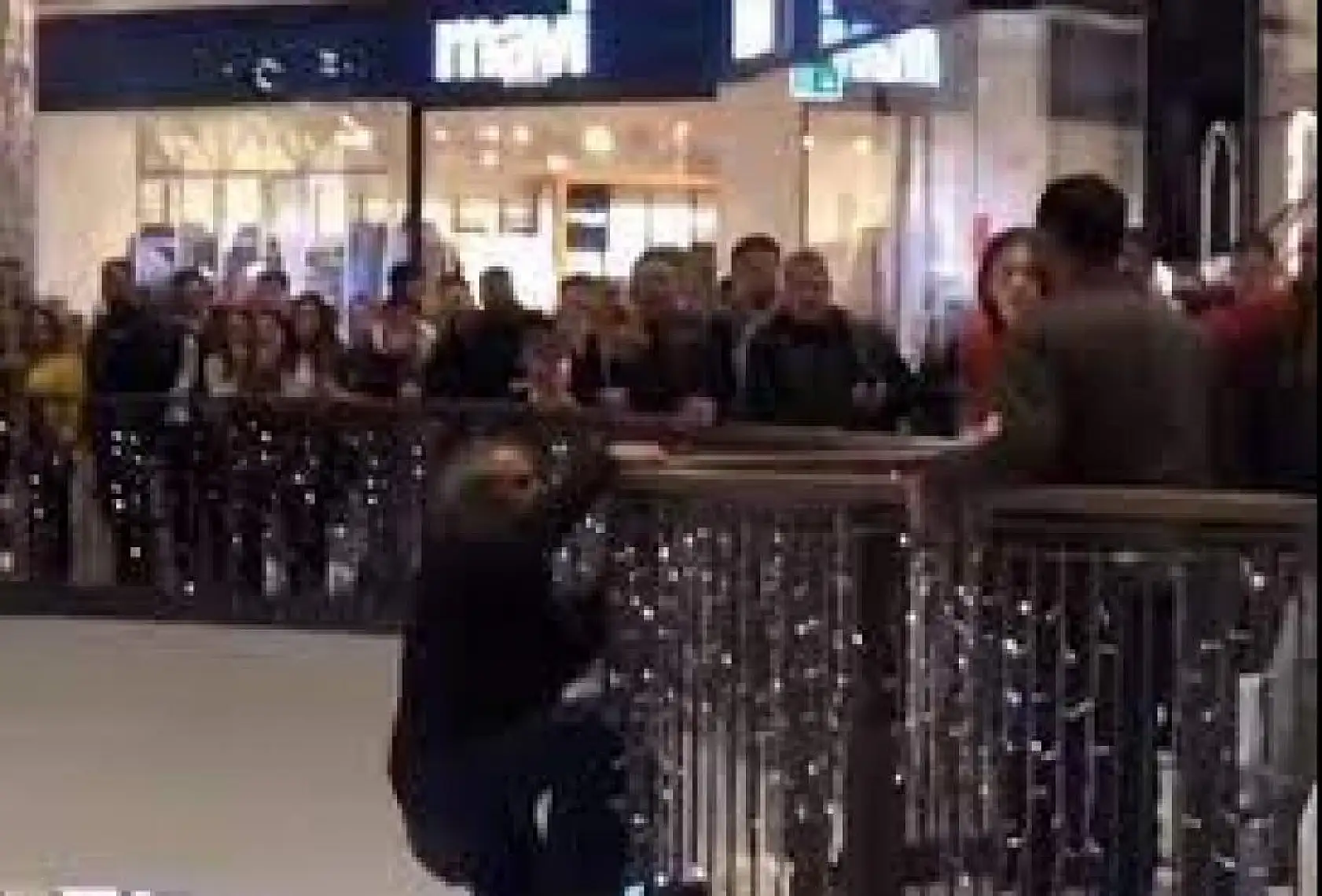 Borcum var diyerek AVM'nin 3.katından kendini attı