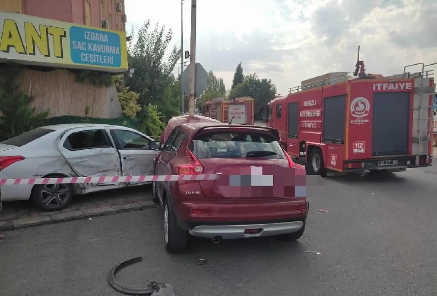 Otomobil önce seyir halindeki araca sonrasında ise direğe çarparak durabildi 3 yaralı