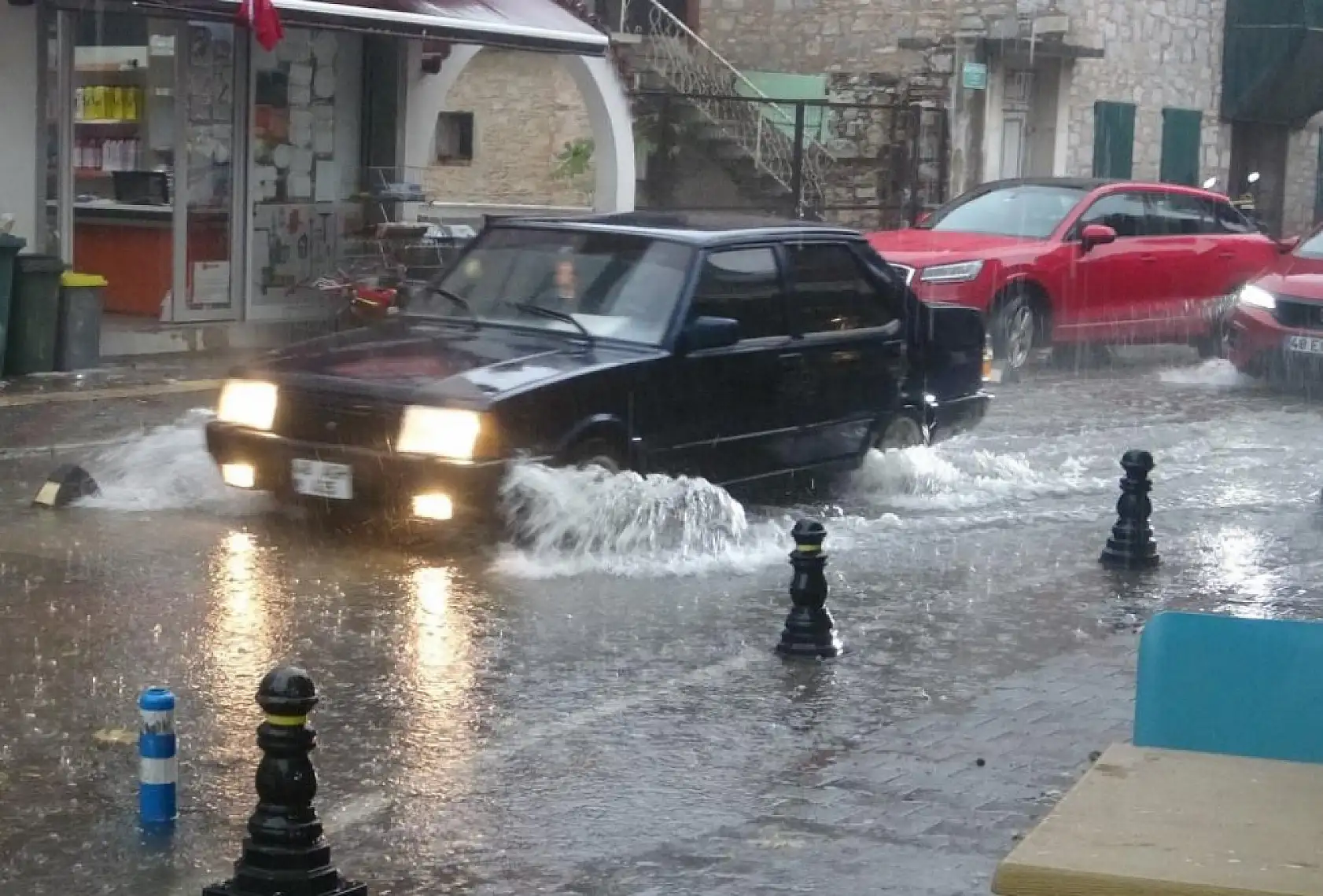 Menteşe'de şiddetli yağmur ve dolu etkili oluyor