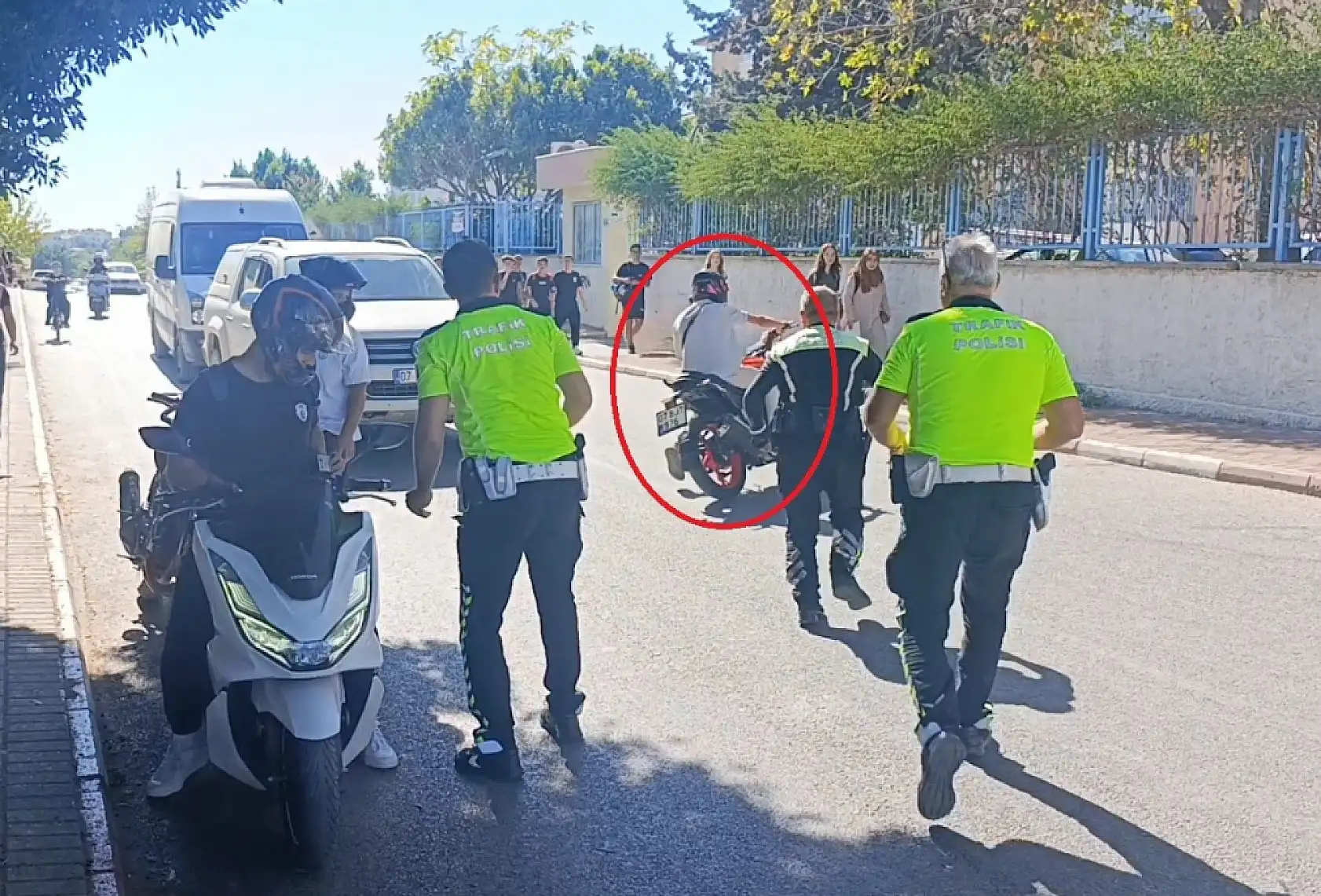 Denetime takılan motosikletli polisin arkasını dönmesini fırsat bilip 'U' dönüşü yaparak kaçtı