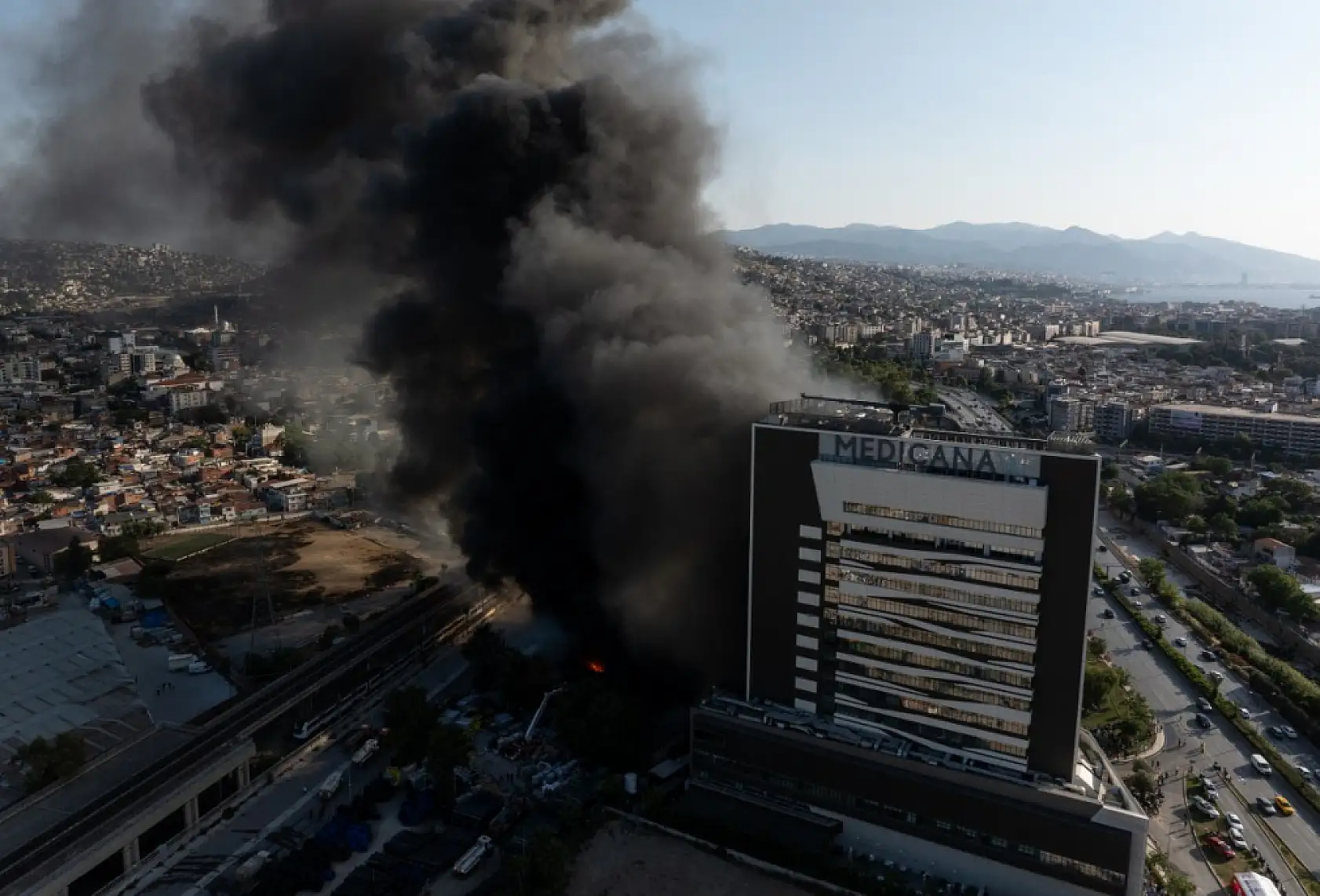 İzmir'de depoda çıkan yangına müdahale ediliyor