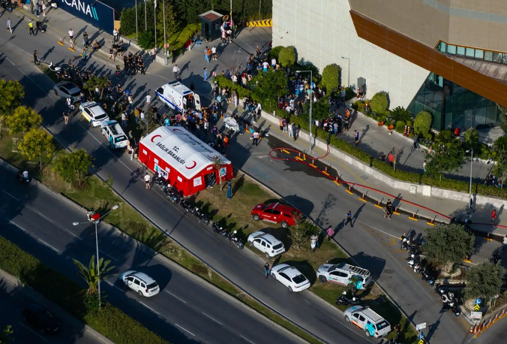 İzmir'de depoda çıkan yangına müdahale ediliyor