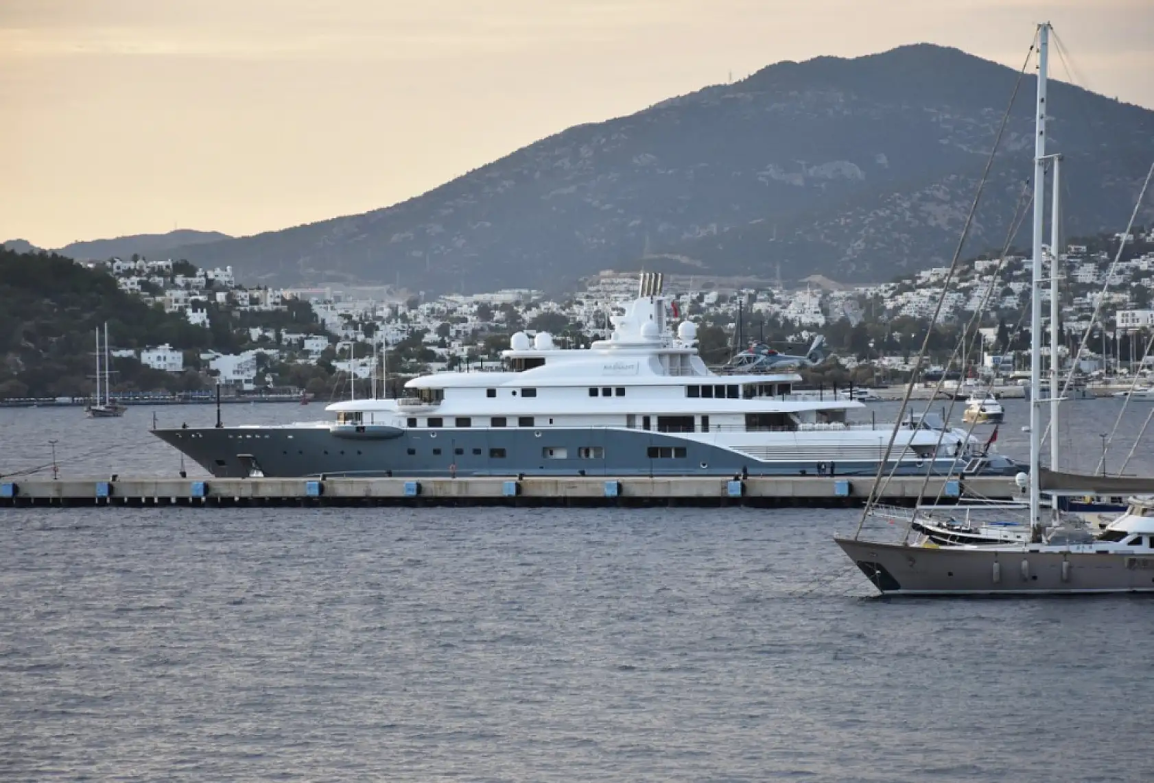 Mega yat 'Radiant'a Bodrum'da yakıt ikmali yapıldı