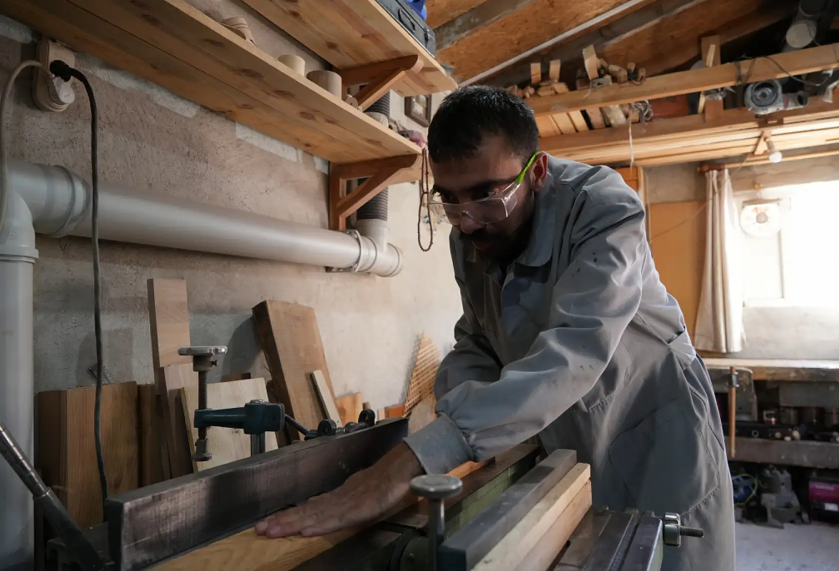 Yüzyıllık granit taş değirmen geleneği genç ustanın ellerinde hayat buluyor