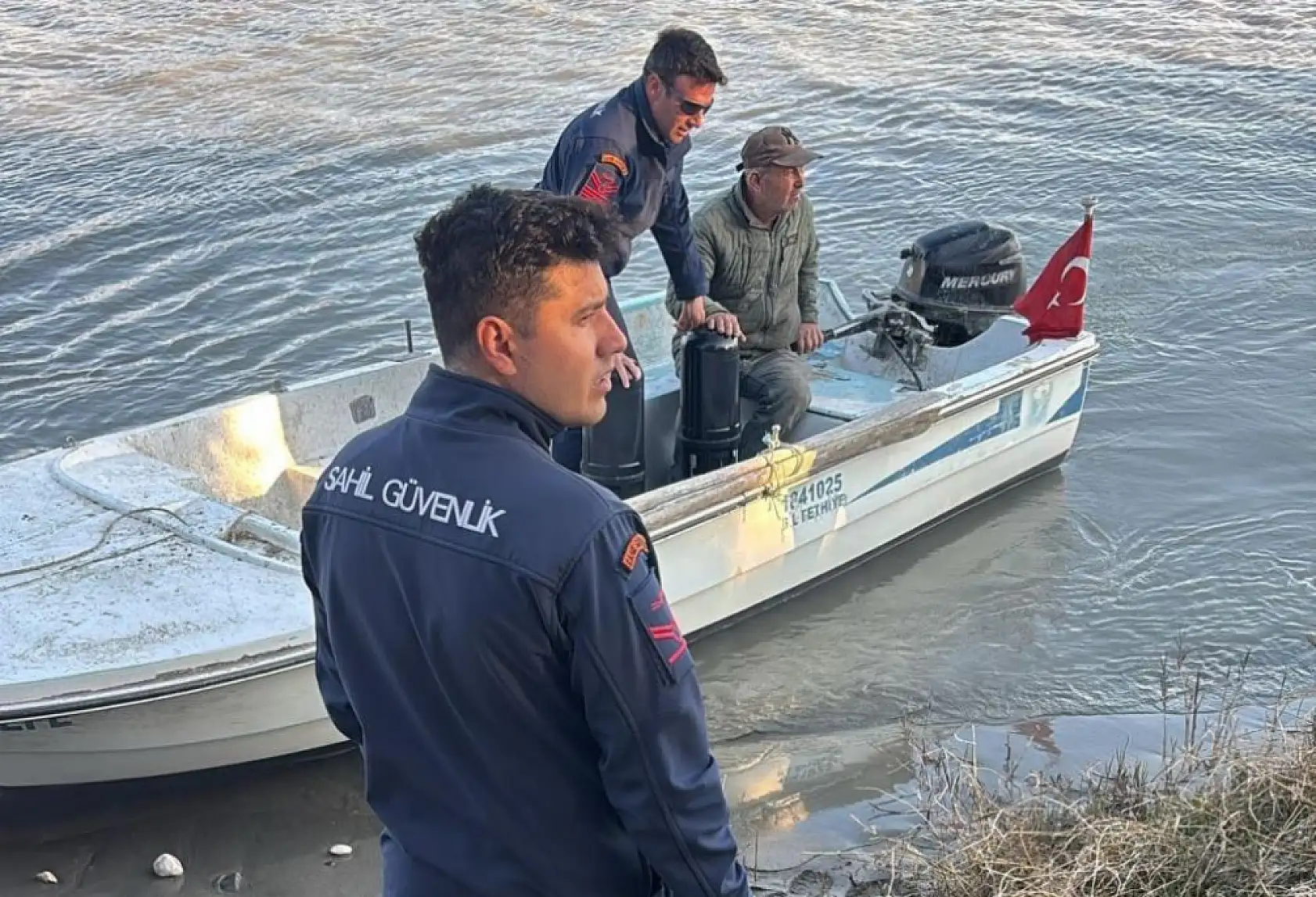 Seydikemer'de tekneden denize düşen şahıs için arama çalışması başlatıldı
