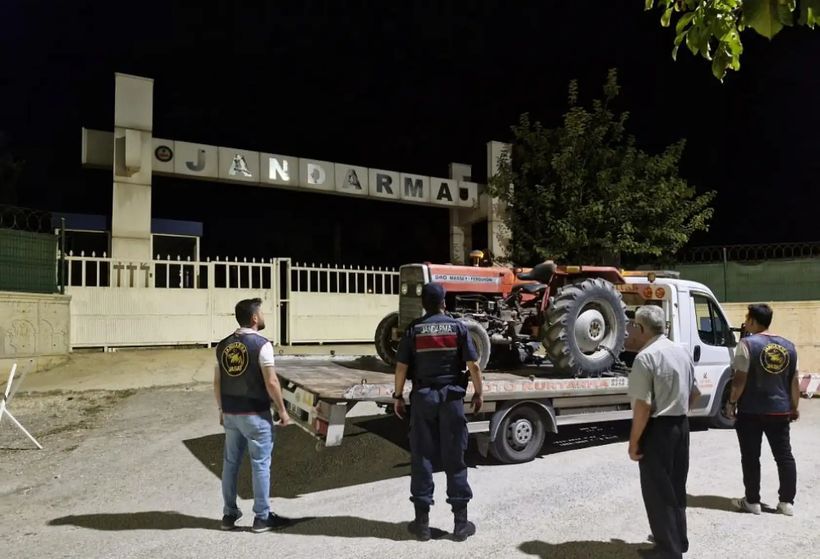 Komşunun traktörünü çalıp 60 bine sattılar