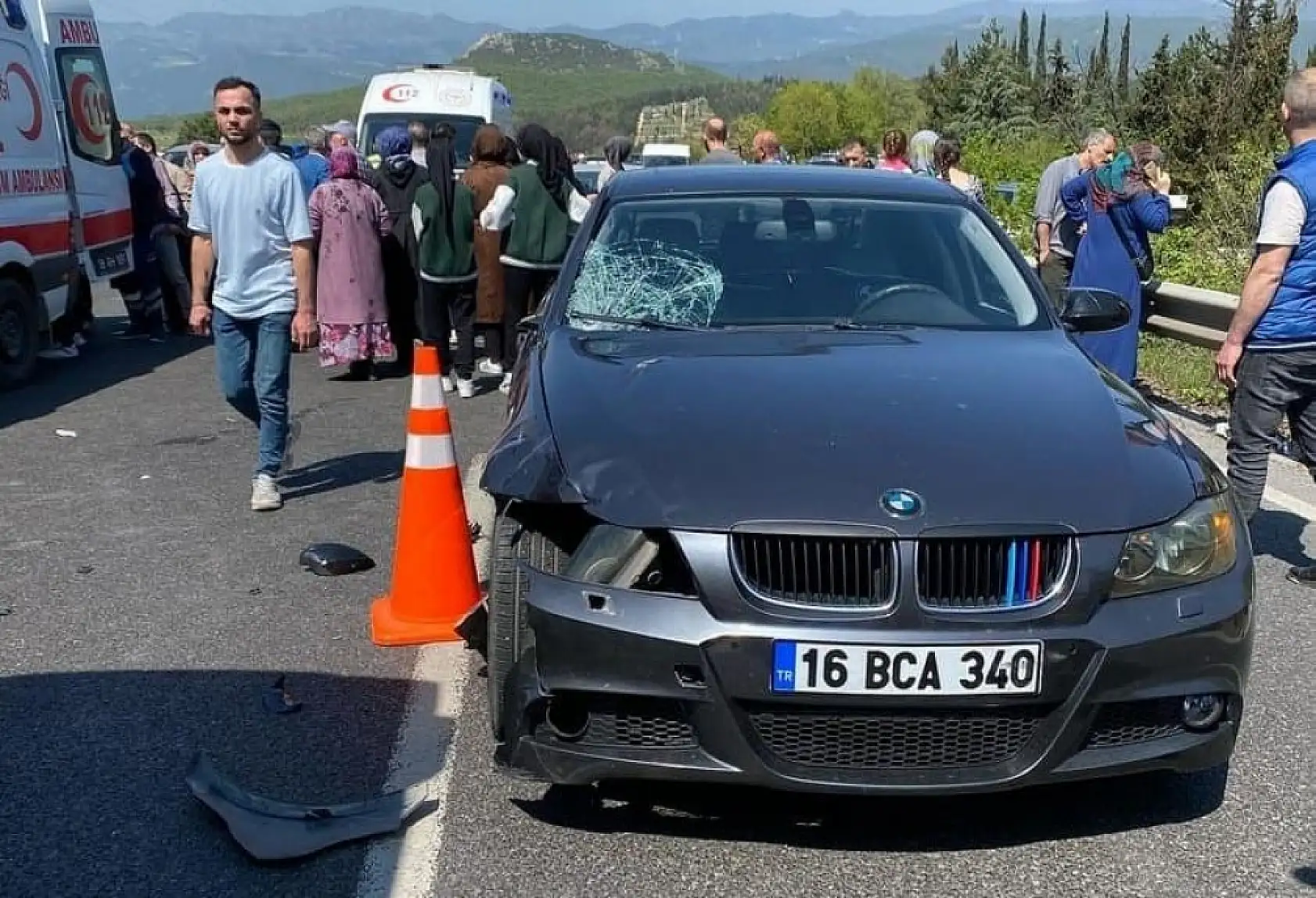 Feci kazada otomobil kadınlara çarptı yaralılar var