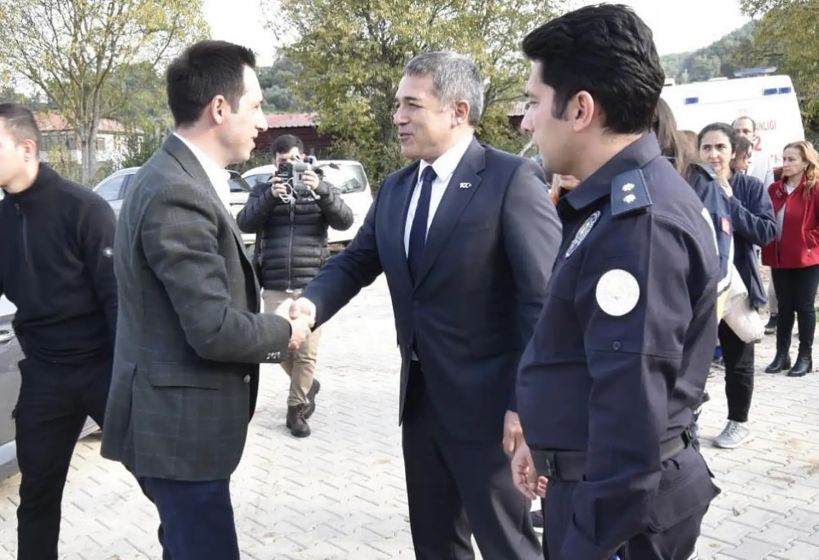 Sağlık ekipleri fidanları toprakla buluşturdu