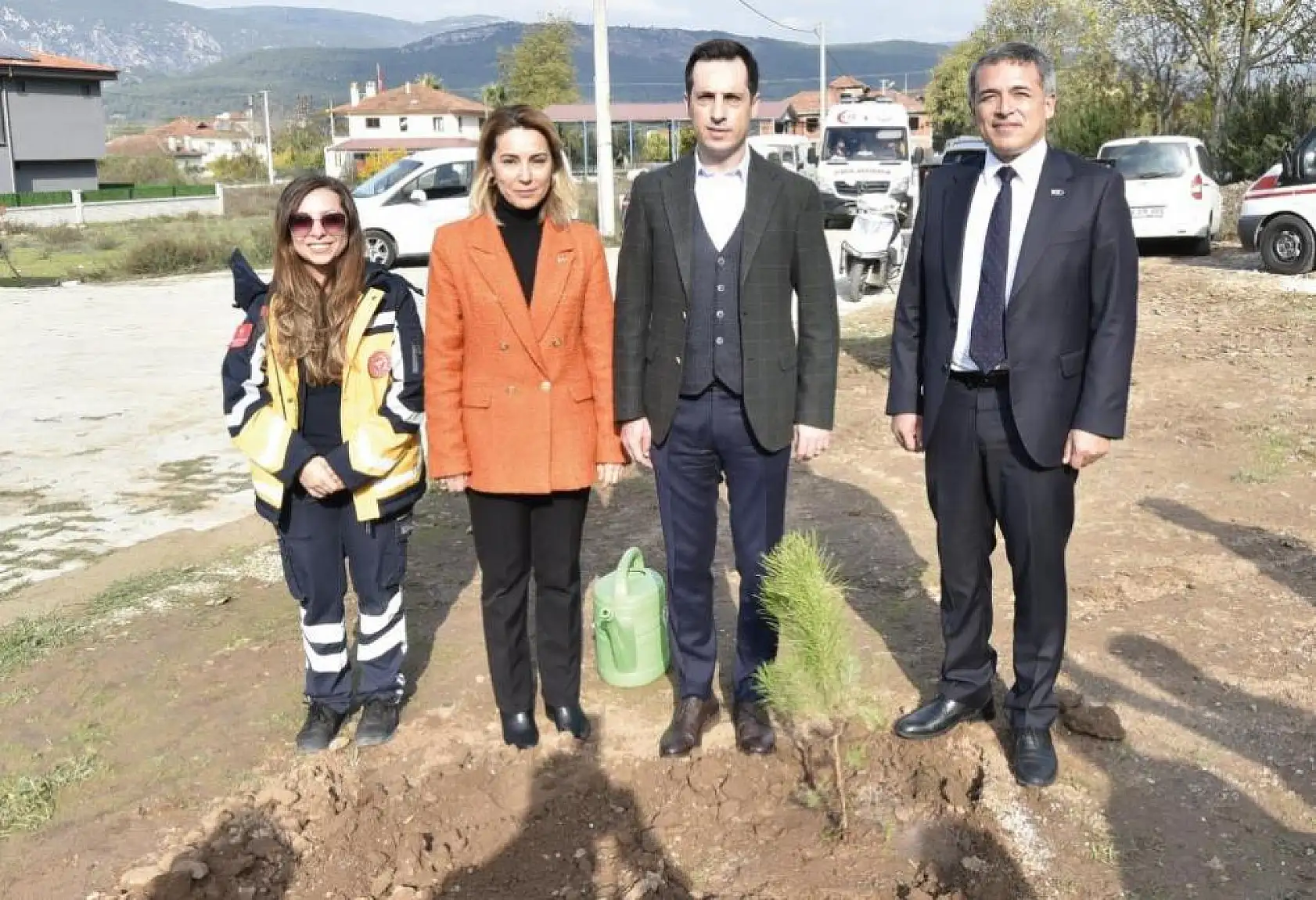 Sağlık ekipleri fidanları toprakla buluşturdu