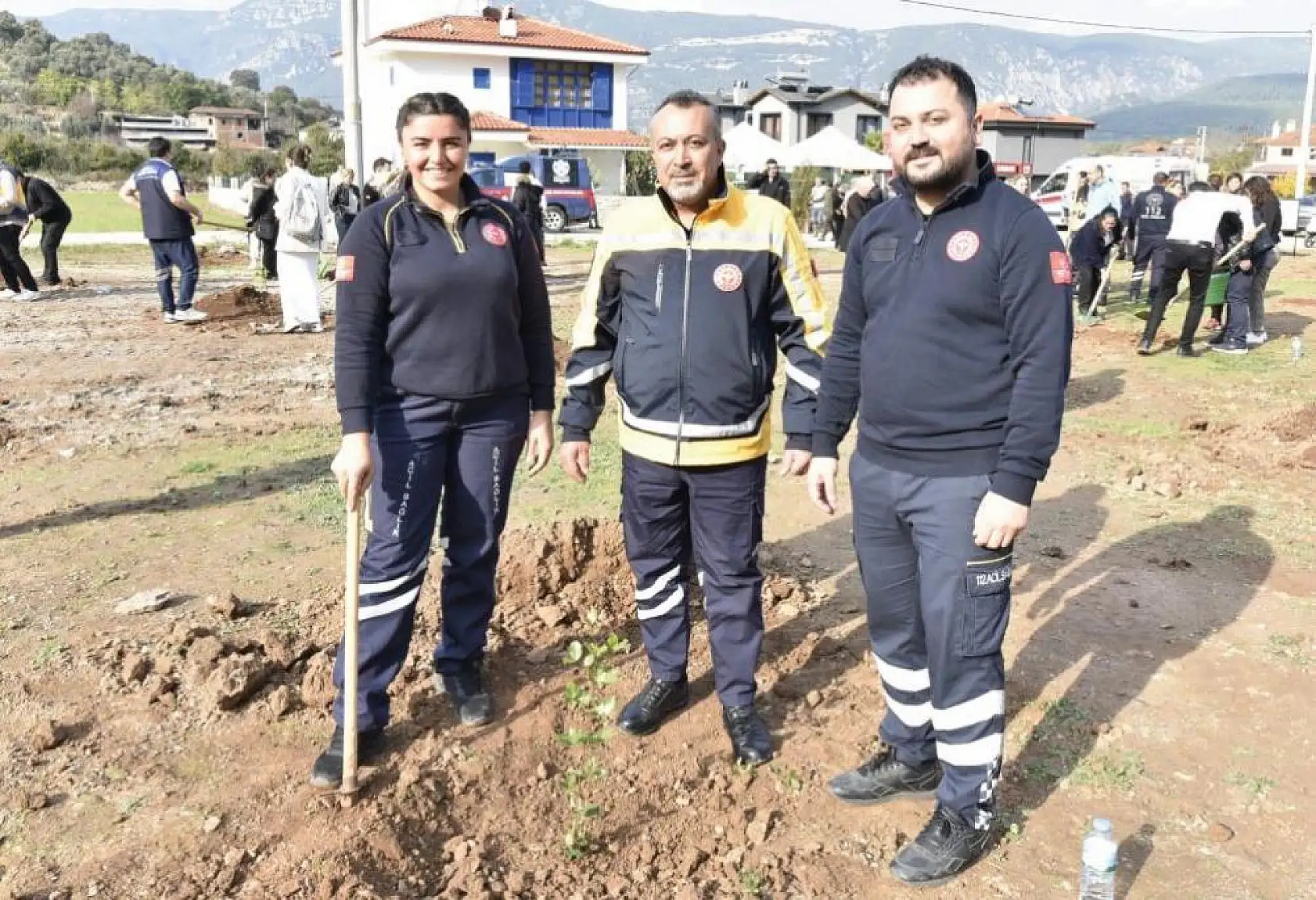 Sağlık ekipleri fidanları toprakla buluşturdu