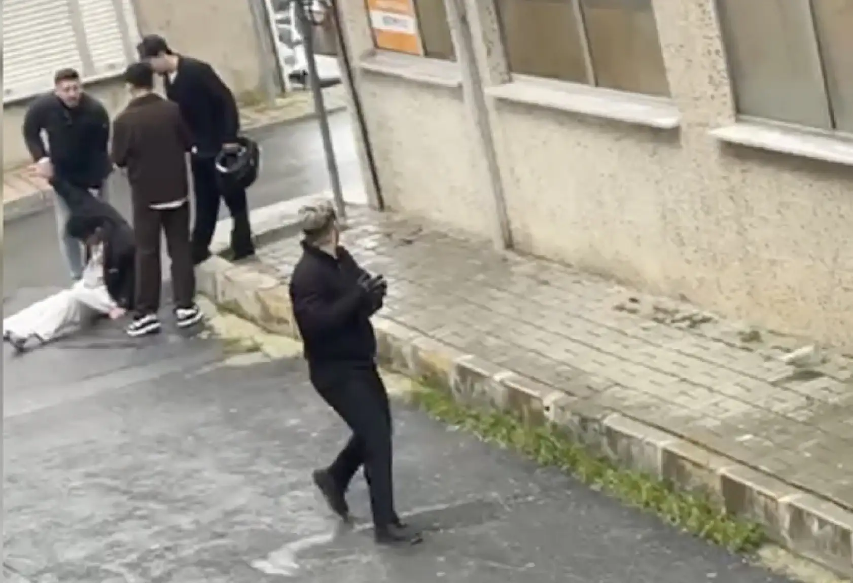 Tartıştıkları genci sokak ortasında acımasızca dövdüler