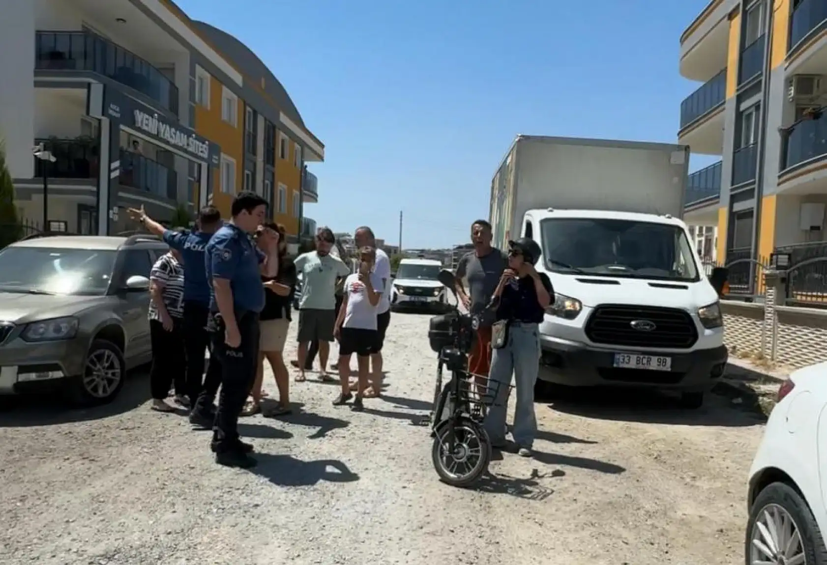 Habere giden gazeteciler haber oldu: Polisin gözü önünde gazeteciler gaspa uğradı