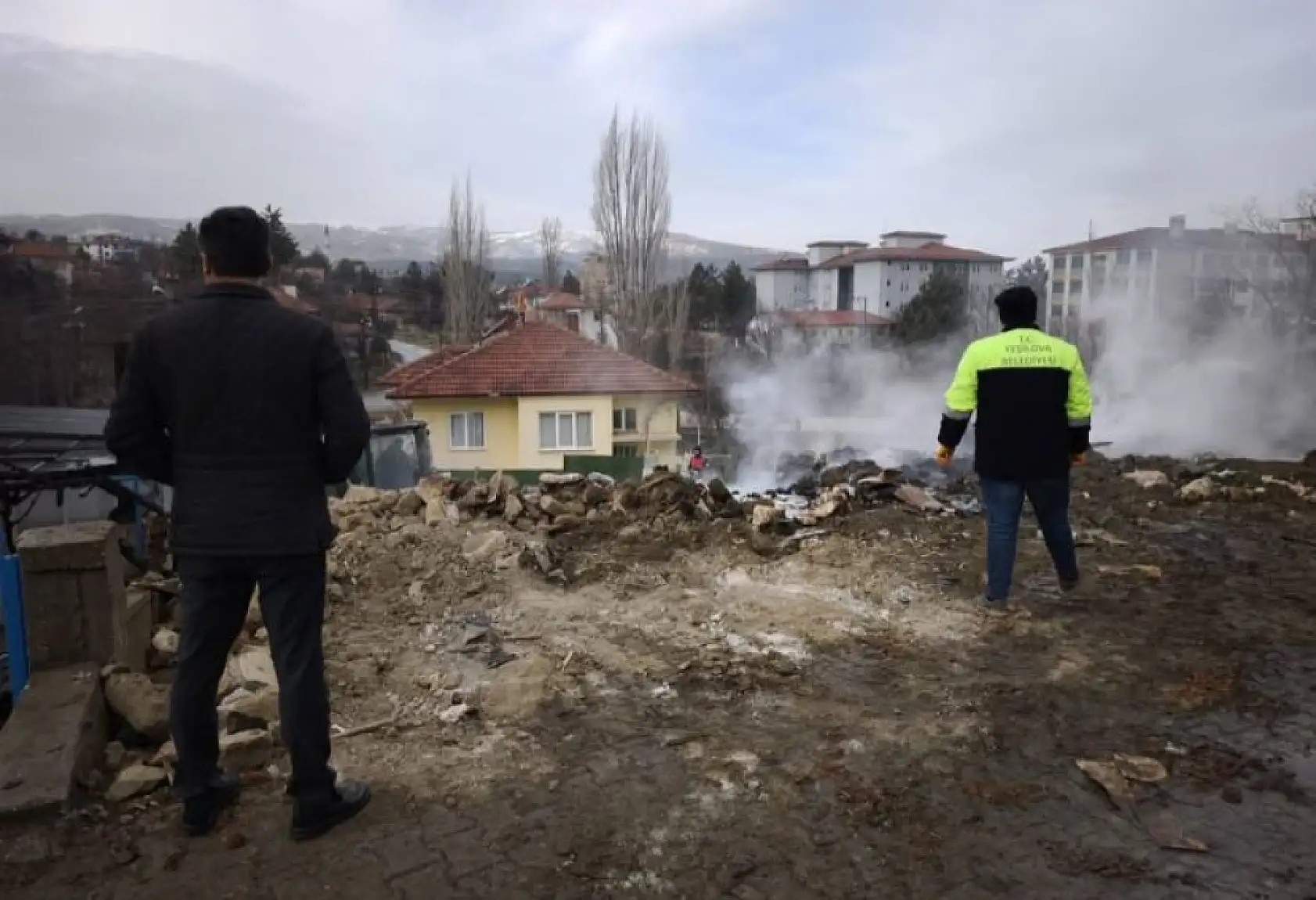Ev alevlere teslim oldu: Yaralanan ev sahibini itfaiye erleri kurtardı