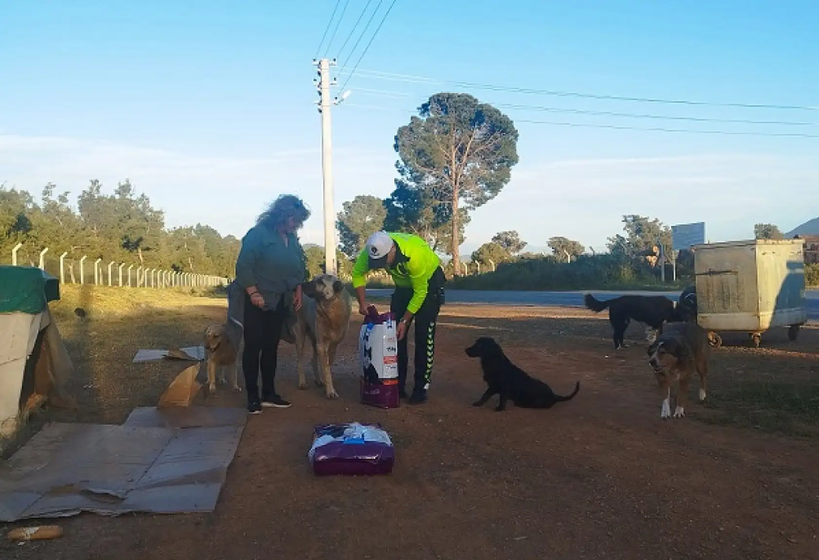 Fethiye polisi sokak hayvanlarını unutmadı