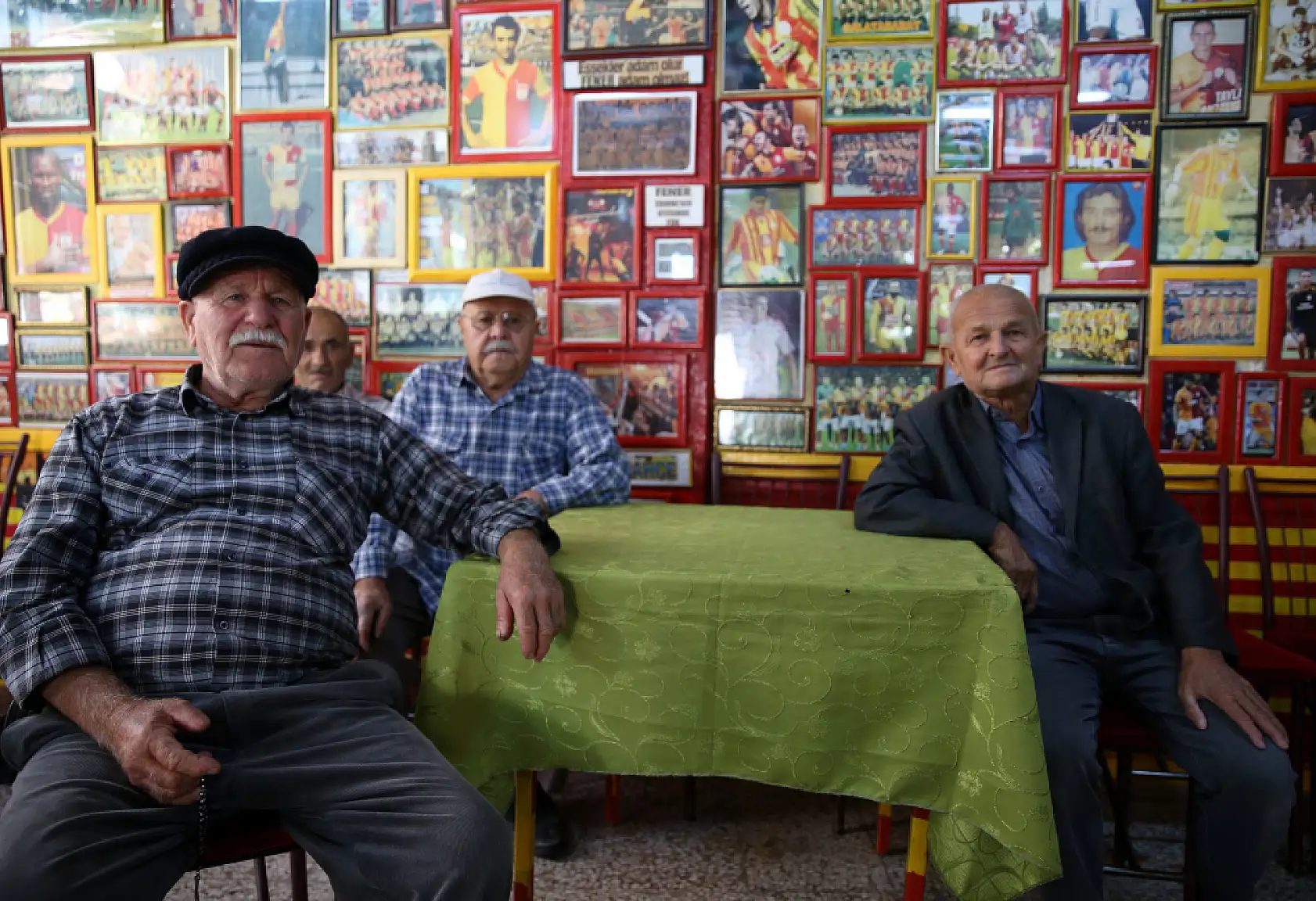 Bu kahvehanede Galatasaray'ı eleştirmek ve Fenerbahçe forması 'yasak'