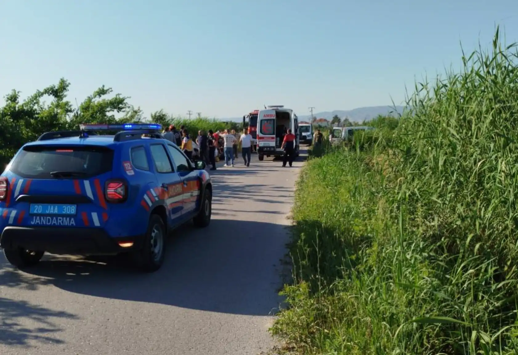 Yoldan çıkan işçi servisi sazlıkların arasına devrildi: 6 yaralı