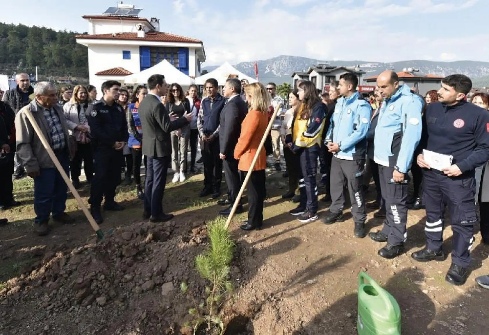 Sağlık ekipleri fidanları toprakla buluşturdu