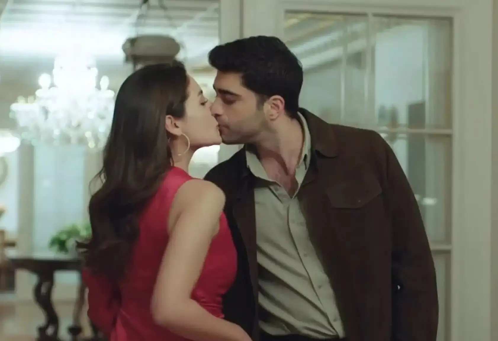 Öpüşme krizi! Kızılcık Şerbeti'nde olanlar oldu