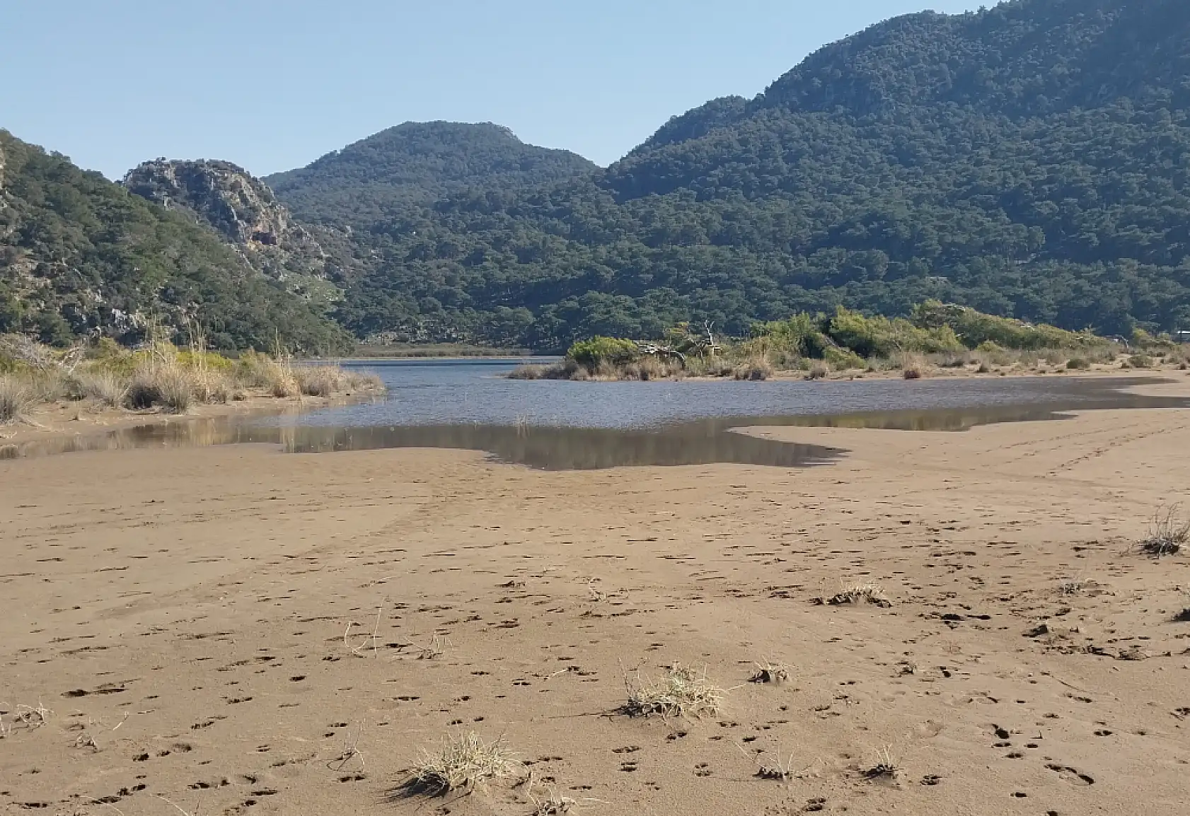 Muğla'da denizin çekilmesiyle tarihi gümrük binasının temeli ortaya çıktı
