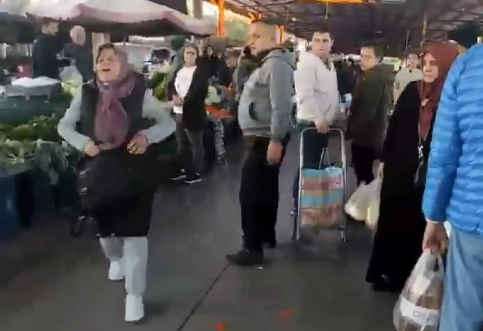 Pazar yerinde çantasındaki 18 bin 500 lirası çalınan kadın sinir krizi geçirdi