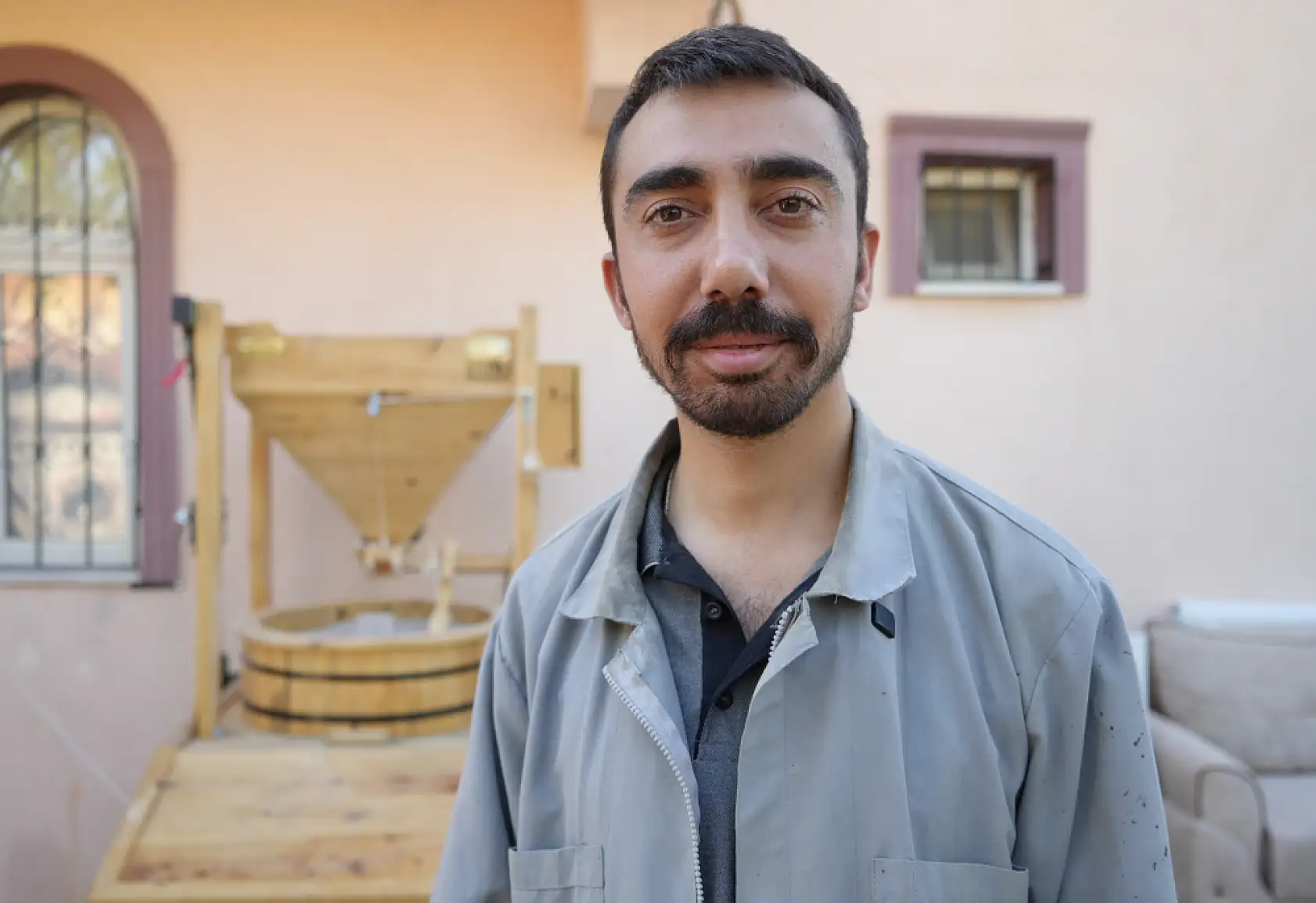 Yüzyıllık granit taş değirmen geleneği genç ustanın ellerinde hayat buluyor