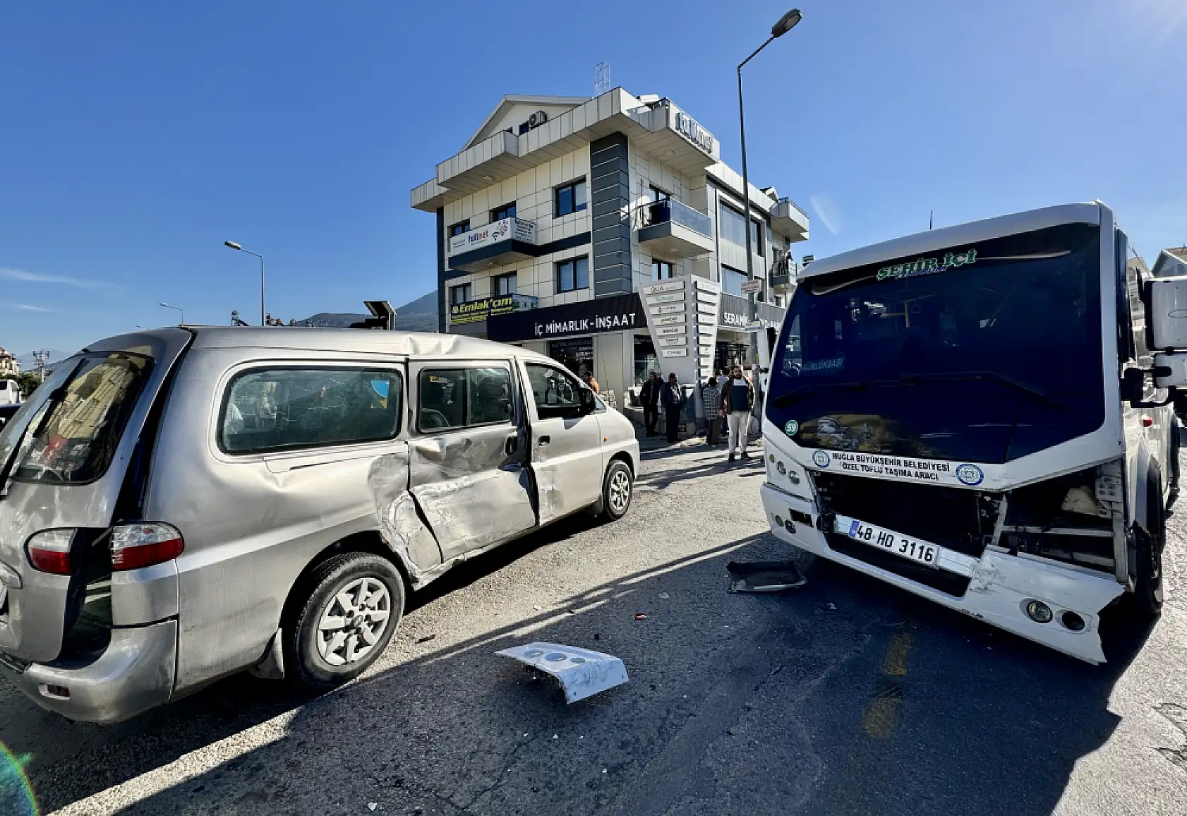Fethiye'de minibüs ile kamyonetin çarpıştığı kazada 13 kişi yaralandı