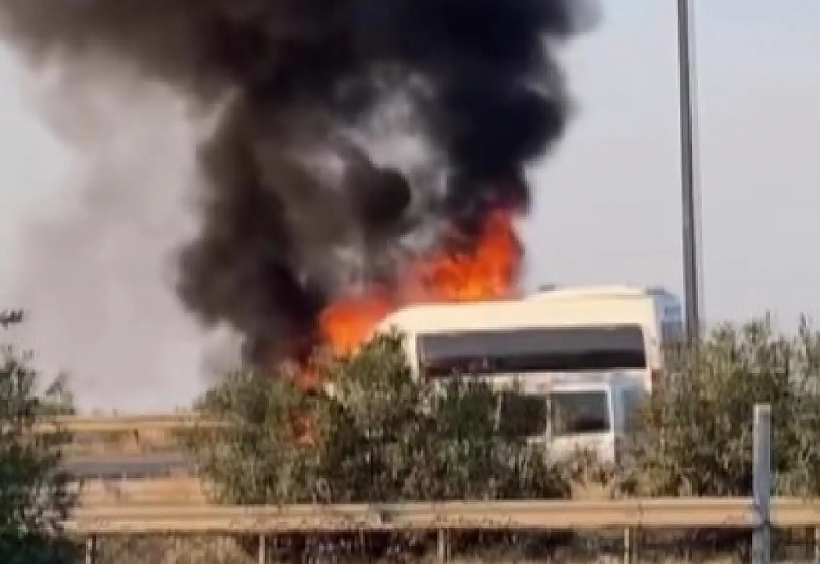 Seyir halindeki minibüs alevlere teslim oldu