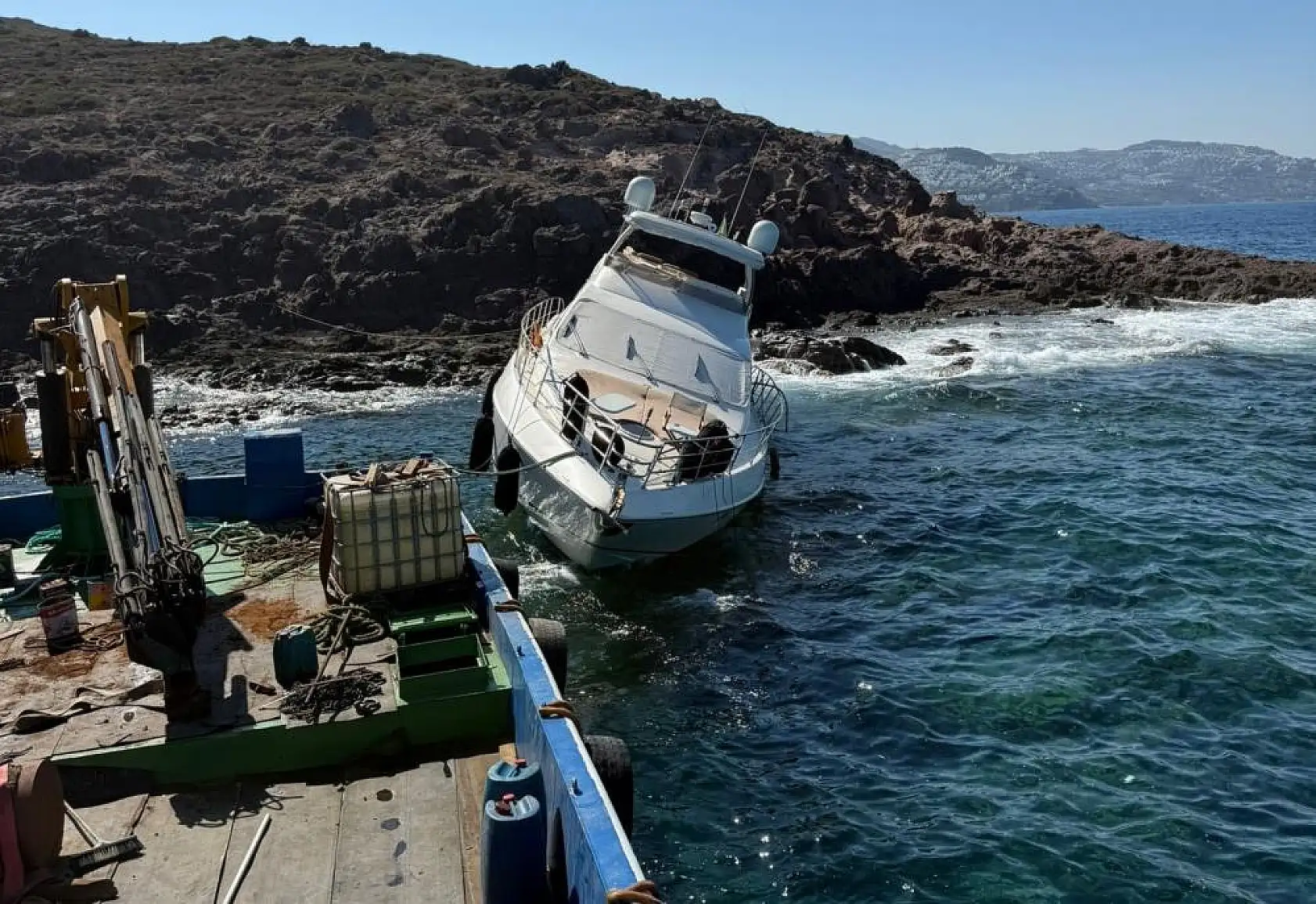Bodrum'da motoryat, servis botuyla birlikte karaya vurdu