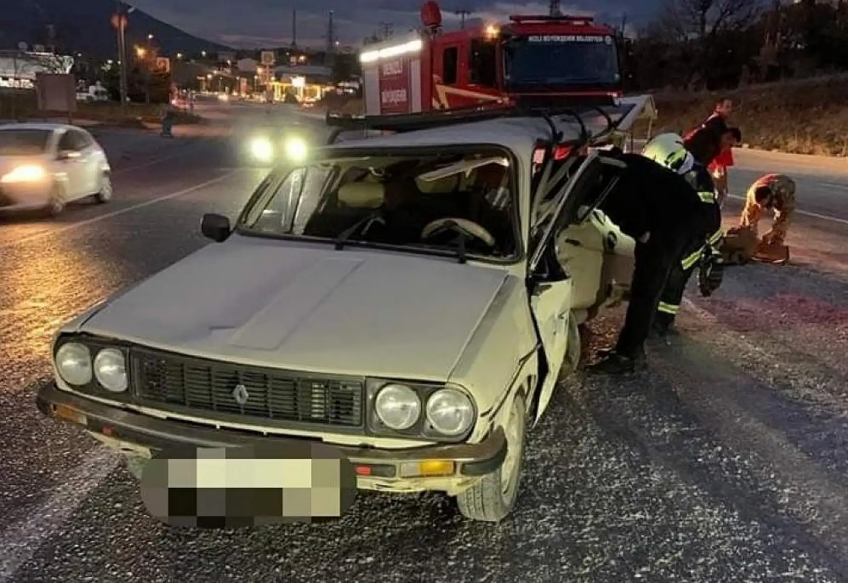 Denizli - Muğla yolunda feci kaza! İki kişi otomobilde sıkıştı..