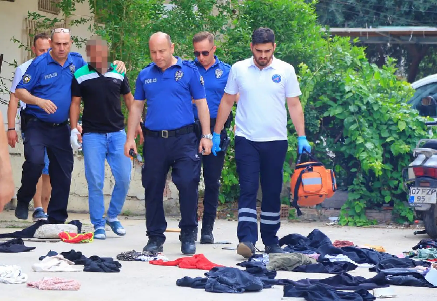 Sinir krizi geçiren genç adam, eline geçen tüm eşyaları sokağa fırlattı