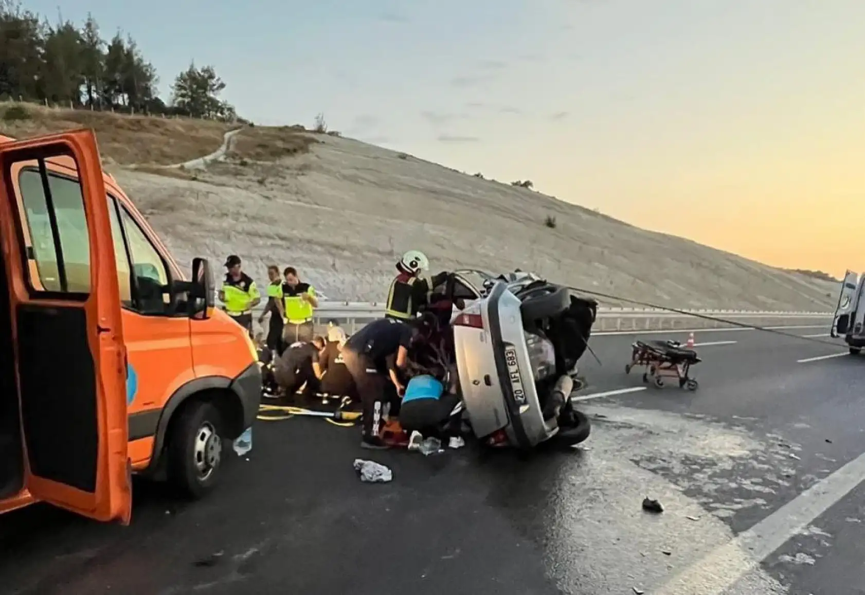 Aydın Denizli Otoyolu'nda Can Pazarı! Araç Bariyere Çarptı, 3 Kişi Sıkıştı!