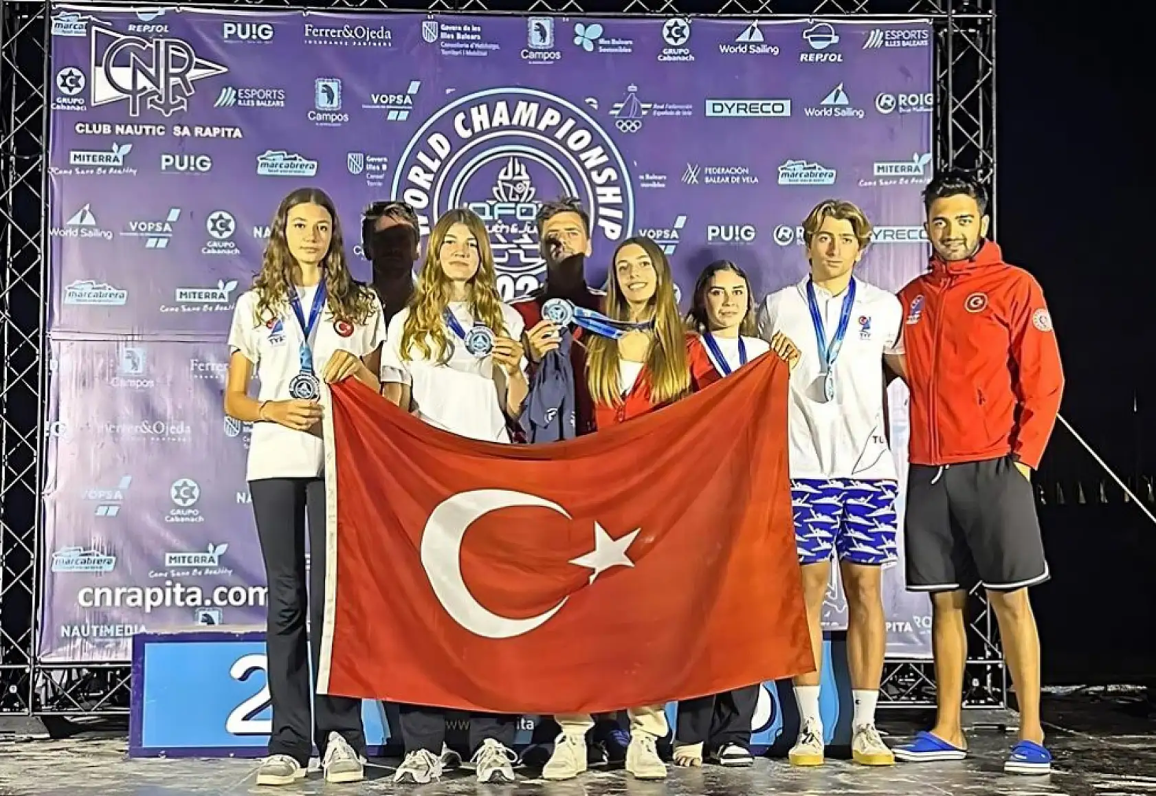 Milli sörfçüler tarih yazdılar