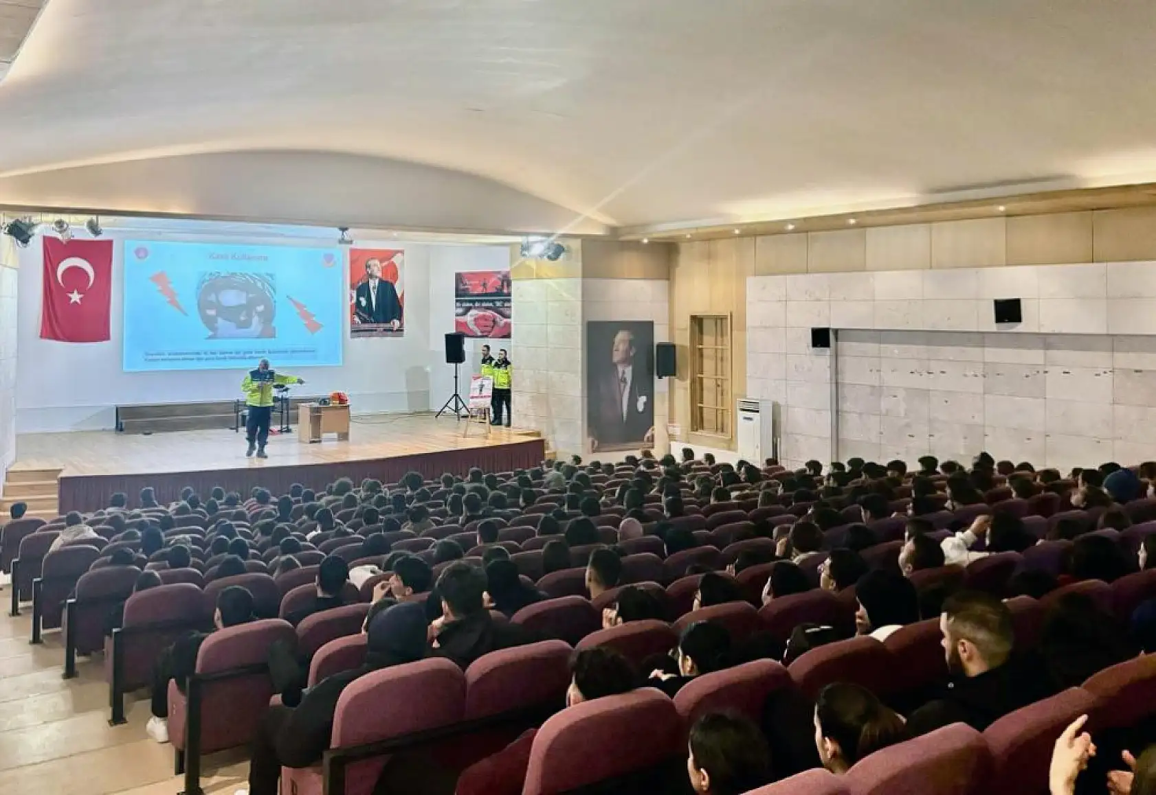 Muğla Jandarmasından öğrencilere kask ve koruyucu ekipman bilgilendirmesi