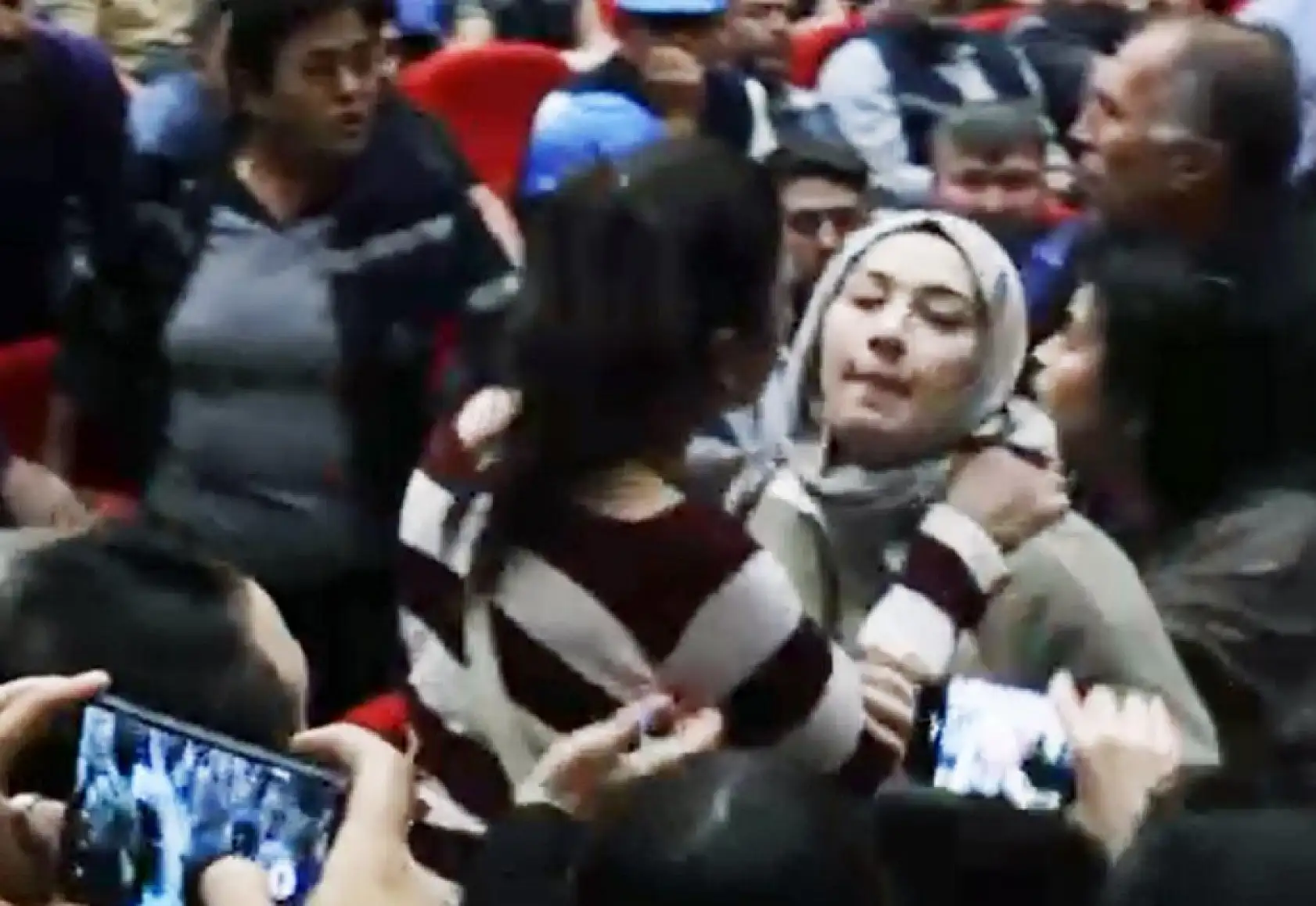 Muğla'da sendika üyesi kadın, basın mensubunun boğazını sıktı