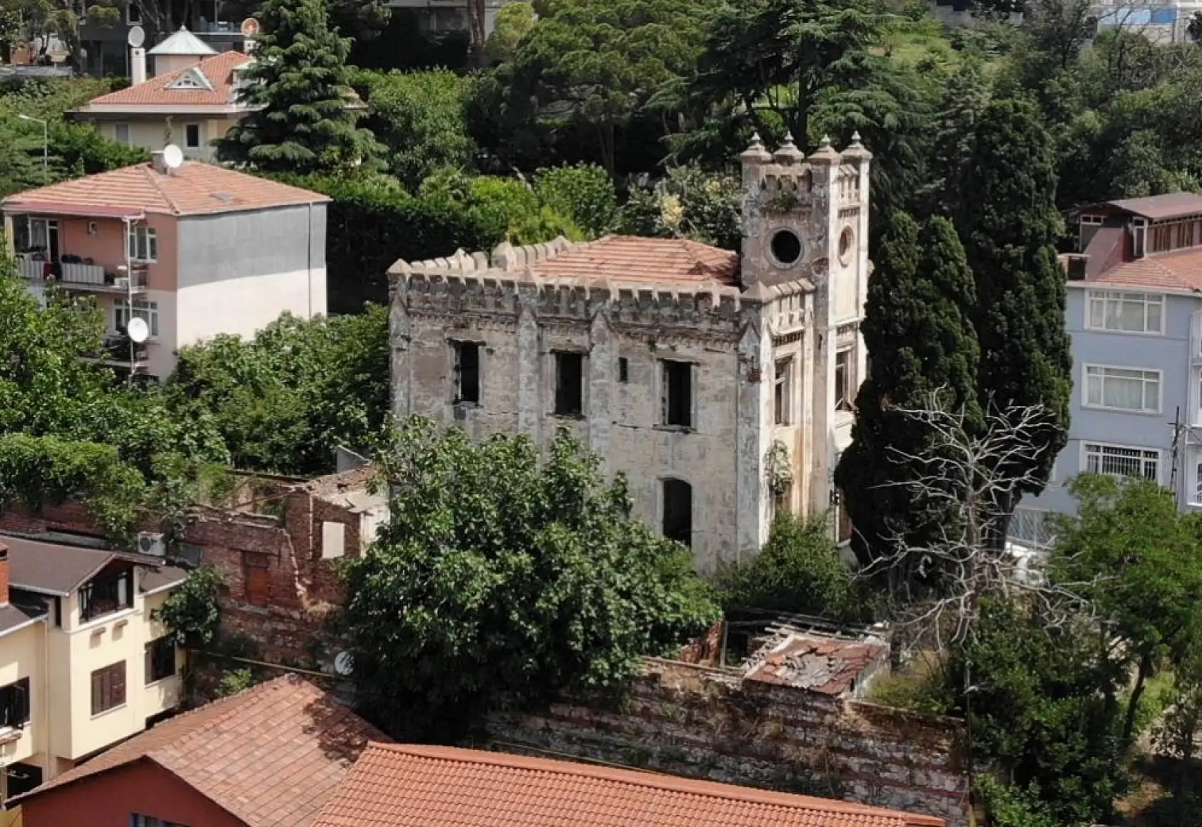 İstanbul'da tarihi Topçu Karakolu alev alev yandı