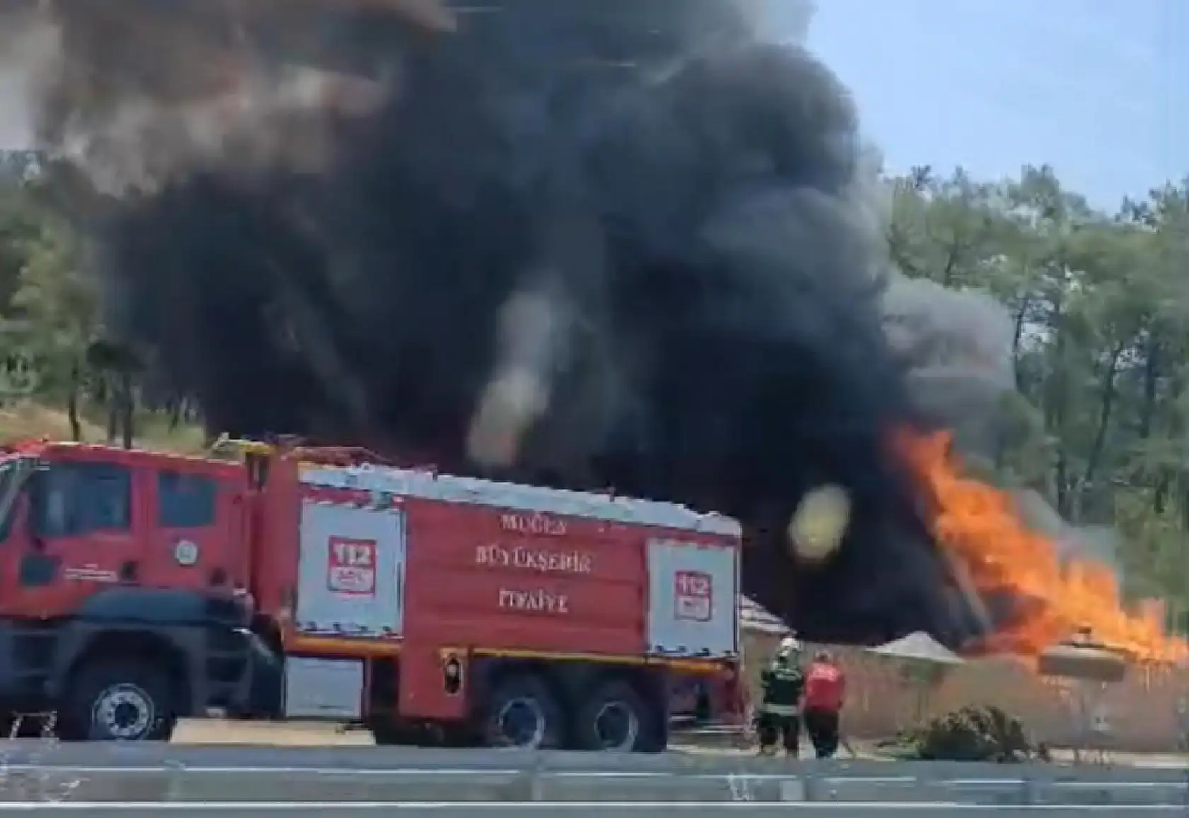 Muğla'da Korkutan Yangın: Hasır Dükkanı Alev Aldı, Ormanlık Alana Yayıldı